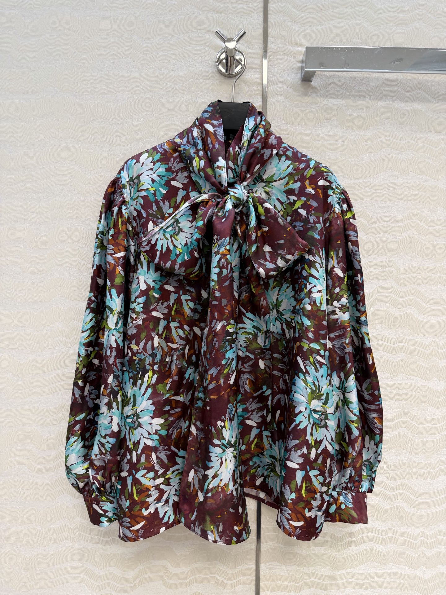 高端原单品质💕26春夏GG油画3D立体印花真丝衬衫。100%真丝斜纹绸，宫廷风超长飘带设计，定位对花剪裁