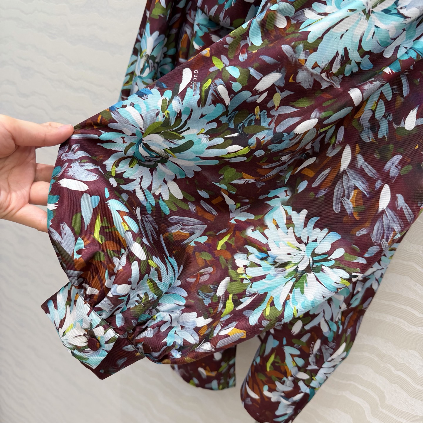 高端原单品质💕26春夏GG油画3D立体印花真丝衬衫。100%真丝斜纹绸，宫廷风超长飘带设计，定位对花剪裁