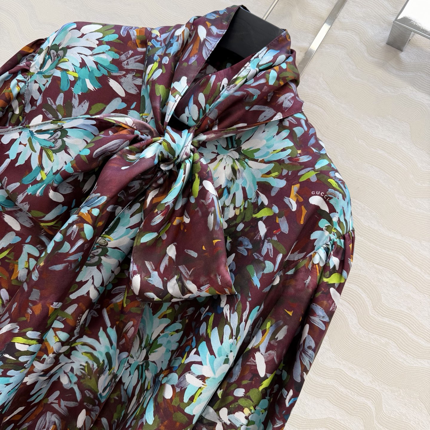 高端原单品质💕26春夏GG油画3D立体印花真丝衬衫。100%真丝斜纹绸，宫廷风超长飘带设计，定位对花剪裁