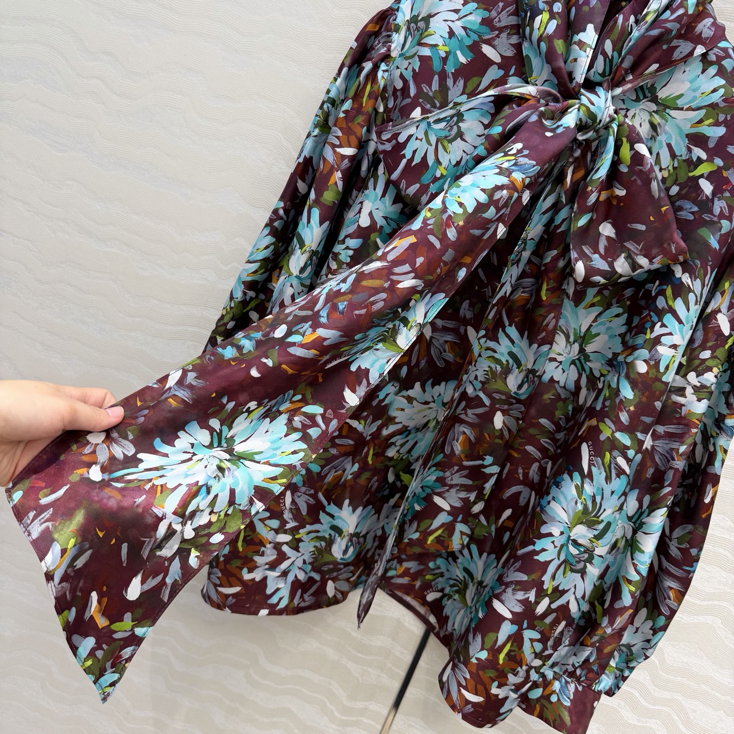 高端原单品质💕26春夏GG油画3D立体印花真丝衬衫。100%真丝斜纹绸，宫廷风超长飘带设计，定位对花剪裁