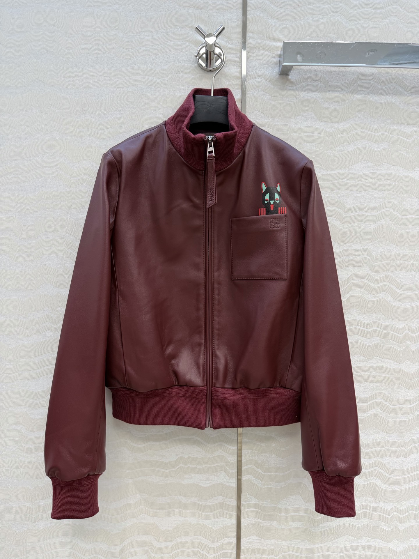 NO:744416,High-end original quality, Lw cat co-branded retro baseball jacket leather jacket!  American modern and fashionable elements can be sweet or salty, top-grade imported lambskin, the leather is oily, soft and delicate!  Retro American classic, super favorite!  It has a cool and casual lazy style, and the perfect fit and workmanship quality depends on the details!  Strong self-retention!  Two colors S-L. Size S has shoulder width 40, bust 98, length 53., Loewe-clothing, loewe, jackets & coats, leather jacket, sheepskin,19860909高端原单品质,Lw猫咪联名设计复古棒球夹克皮衣！美式摩登时髦元素可甜可盐,顶级进口小羊皮,皮质肉感油润柔软又细腻！复古美式经典超级大爱！又A又飒随性的慵懒风,完美版型做工品质看细节！强烈自留款！两色S-L码.S码肩宽40,胸围98,衣长53.,罗意威-服装,loewe,jackets & coats,leather jacket,sheepskin,,Women's clothing