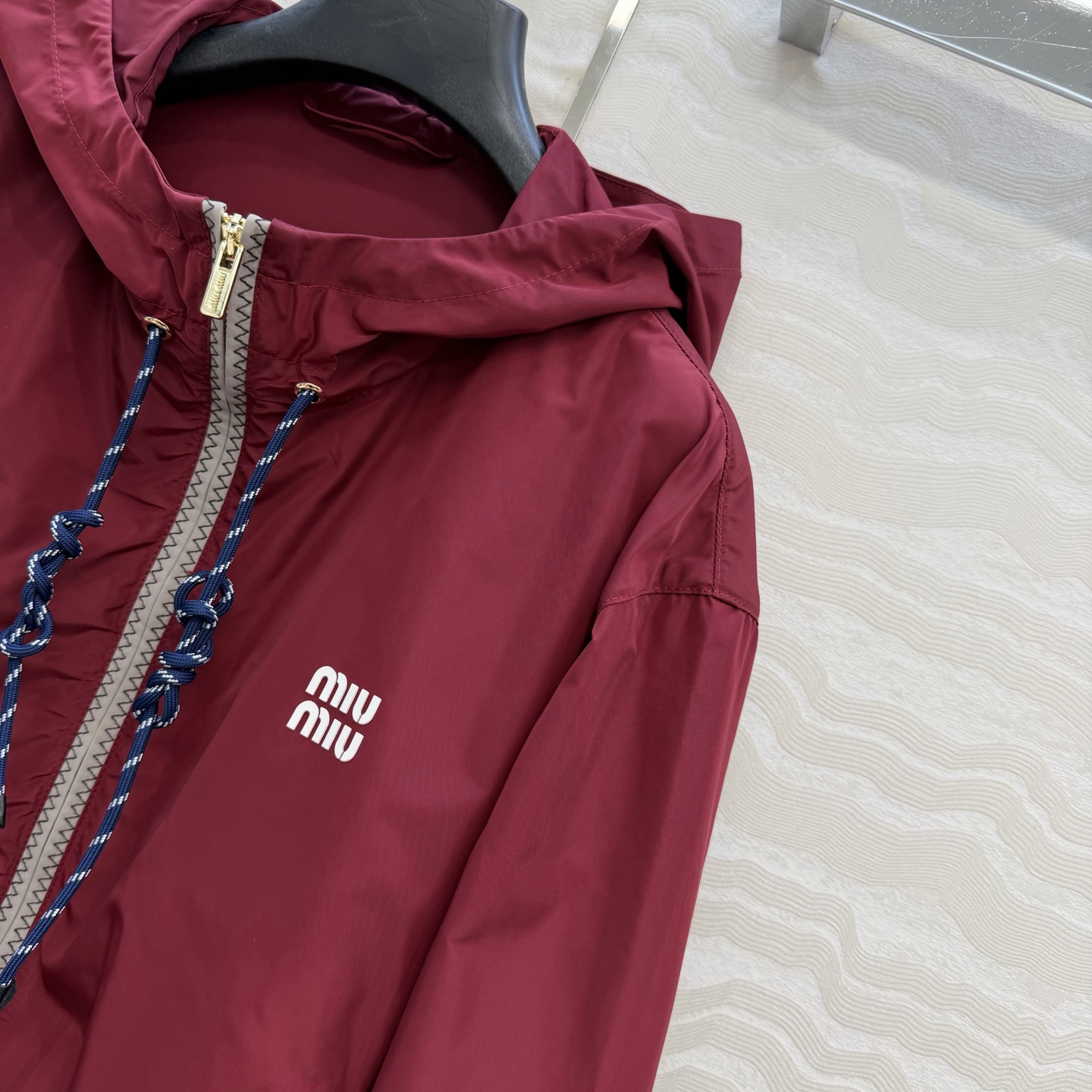 原单品质❤️miu系少女穿搭！26s早春新品，新年限定本命酒红穿搭❤️进口记忆真丝运动风拉链连帽外套！原