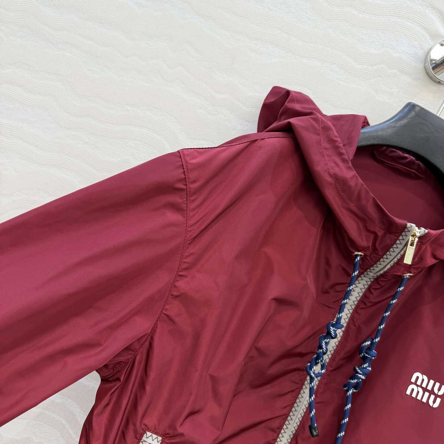 原单品质❤️miu系少女穿搭！26s早春新品，新年限定本命酒红穿搭❤️进口记忆真丝运动风拉链连帽外套！原