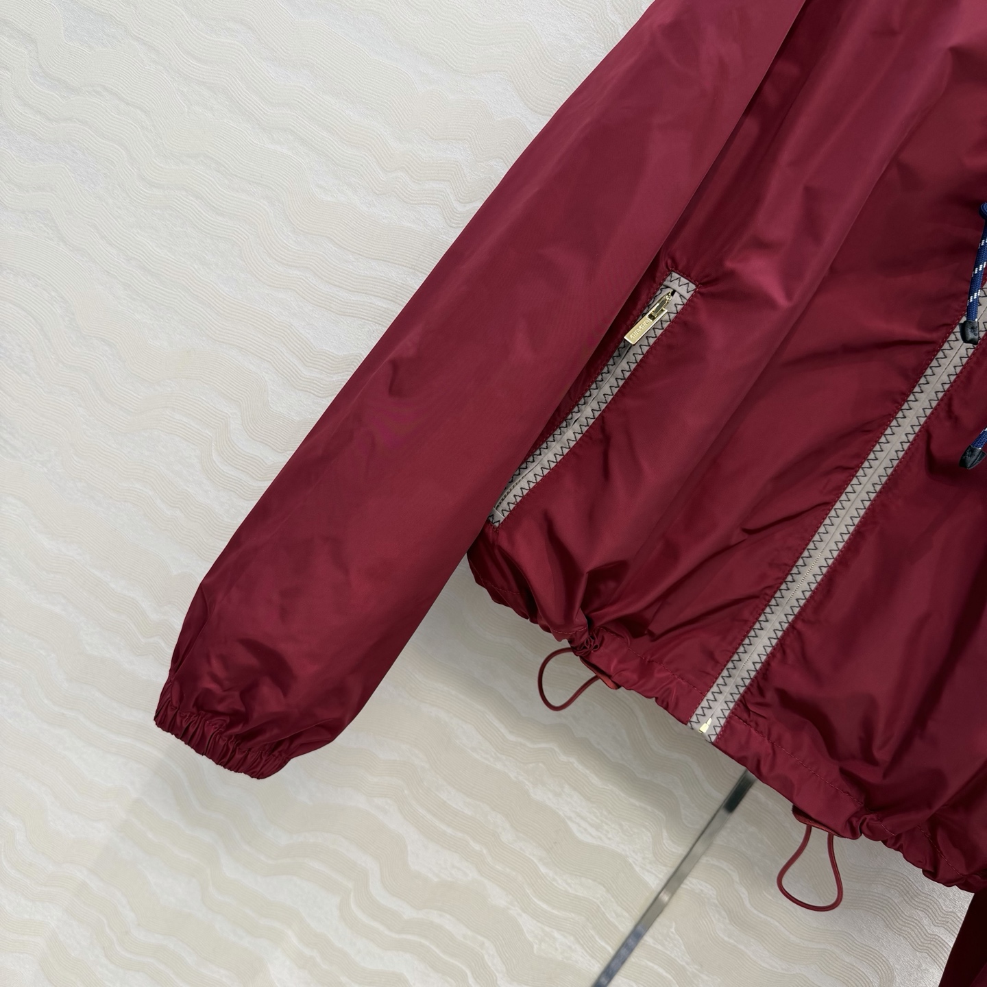 原单品质❤️miu系少女穿搭！26s早春新品，新年限定本命酒红穿搭❤️进口记忆真丝运动风拉链连帽外套！原