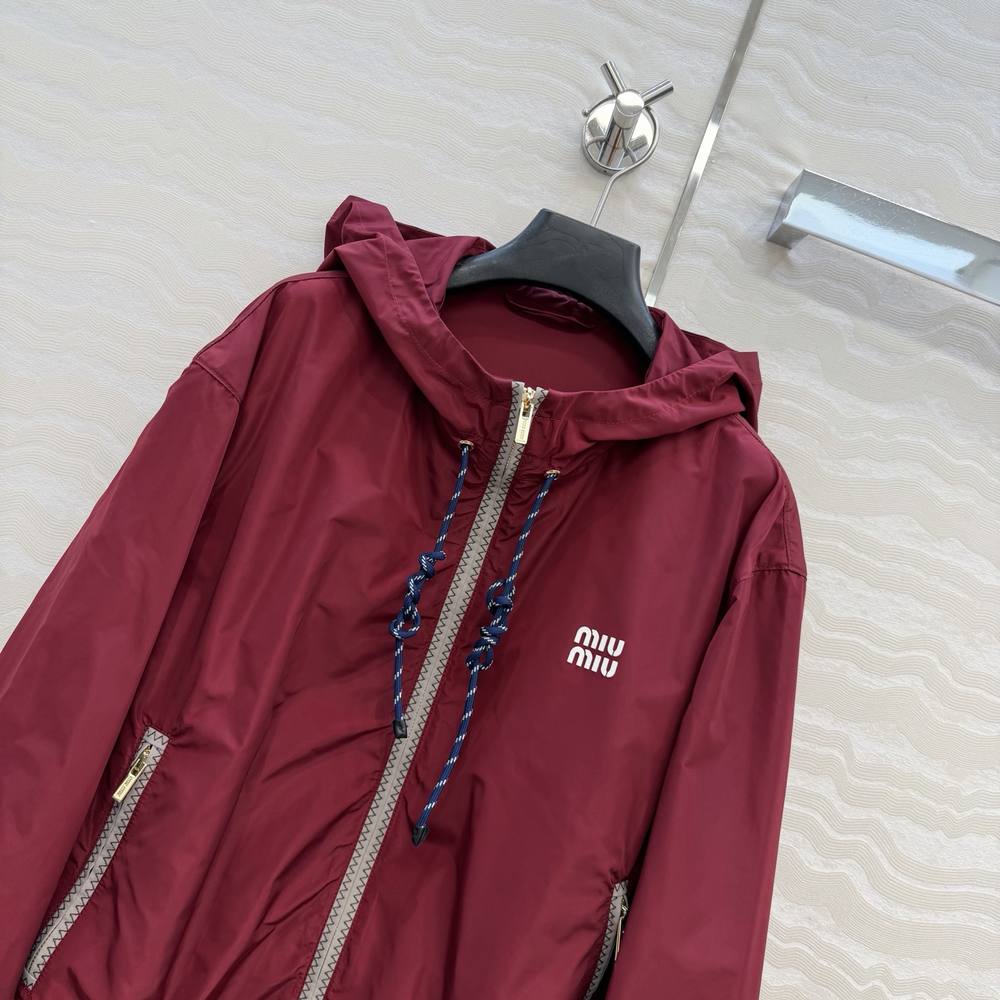 原单品质❤️miu系少女穿搭！26s早春新品，新年限定本命酒红穿搭❤️进口记忆真丝运动风拉链连帽外套！原