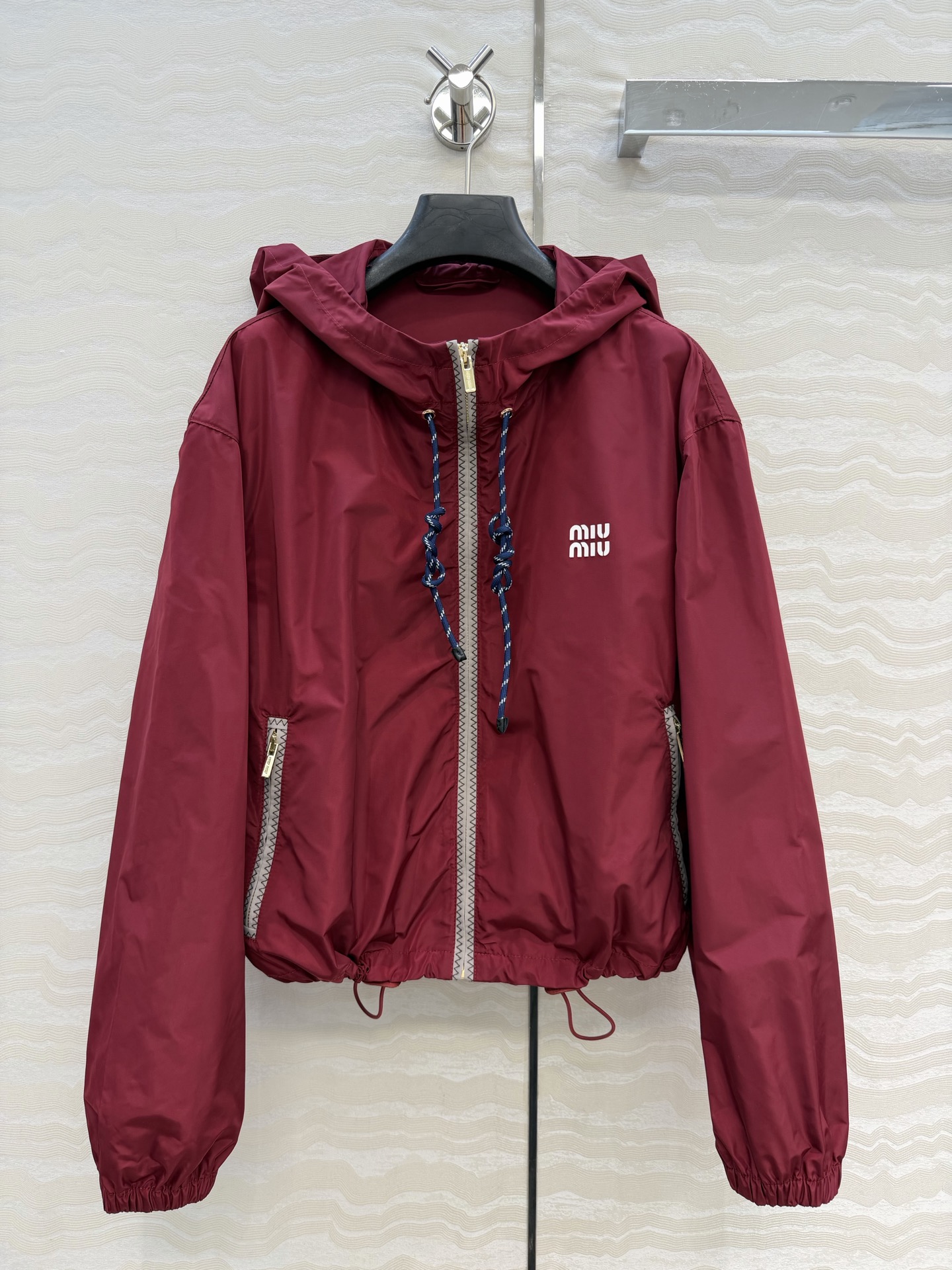 原单品质❤️miu系少女穿搭！26s早春新品，新年限定本命酒红穿搭❤️进口记忆真丝运动风拉链连帽外套！原