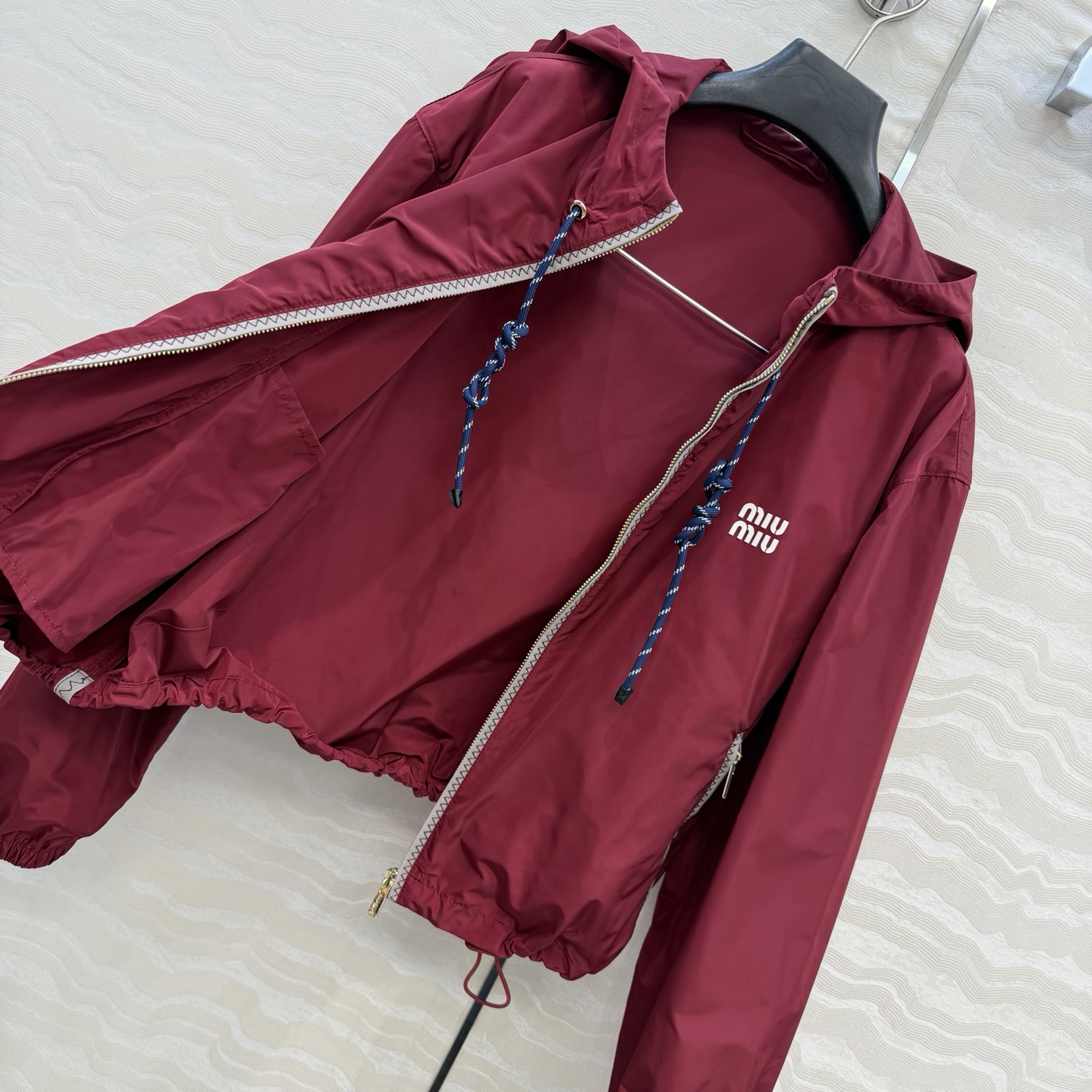 原单品质❤️miu系少女穿搭！26s早春新品，新年限定本命酒红穿搭❤️进口记忆真丝运动风拉链连帽外套！原