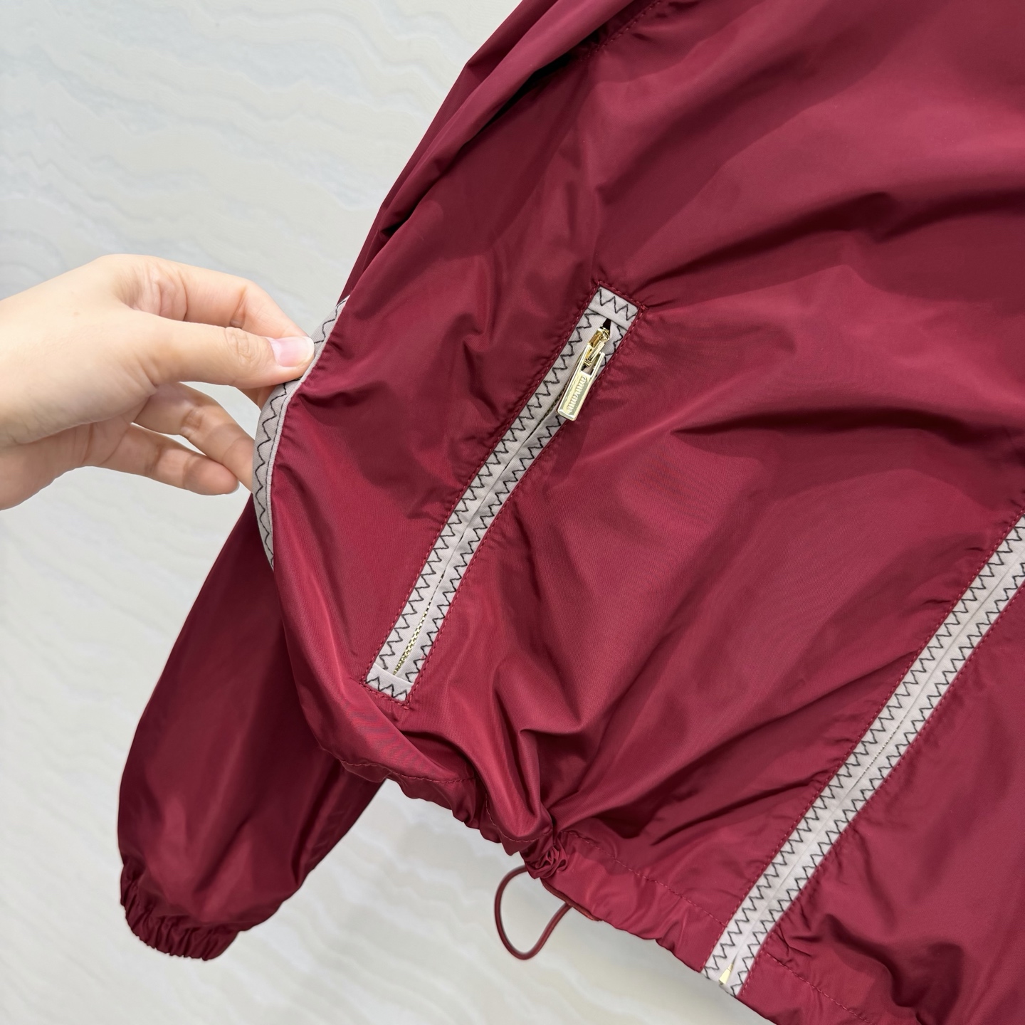 原单品质❤️miu系少女穿搭！26s早春新品，新年限定本命酒红穿搭❤️进口记忆真丝运动风拉链连帽外套！原