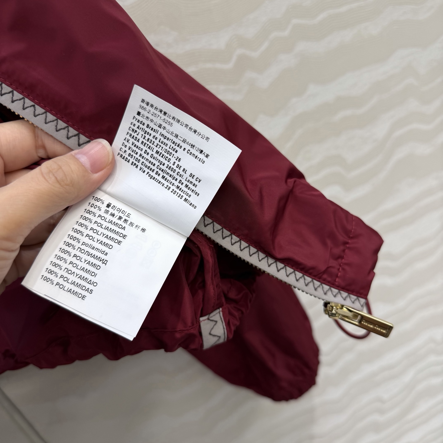 原单品质❤️miu系少女穿搭！26s早春新品，新年限定本命酒红穿搭❤️进口记忆真丝运动风拉链连帽外套！原