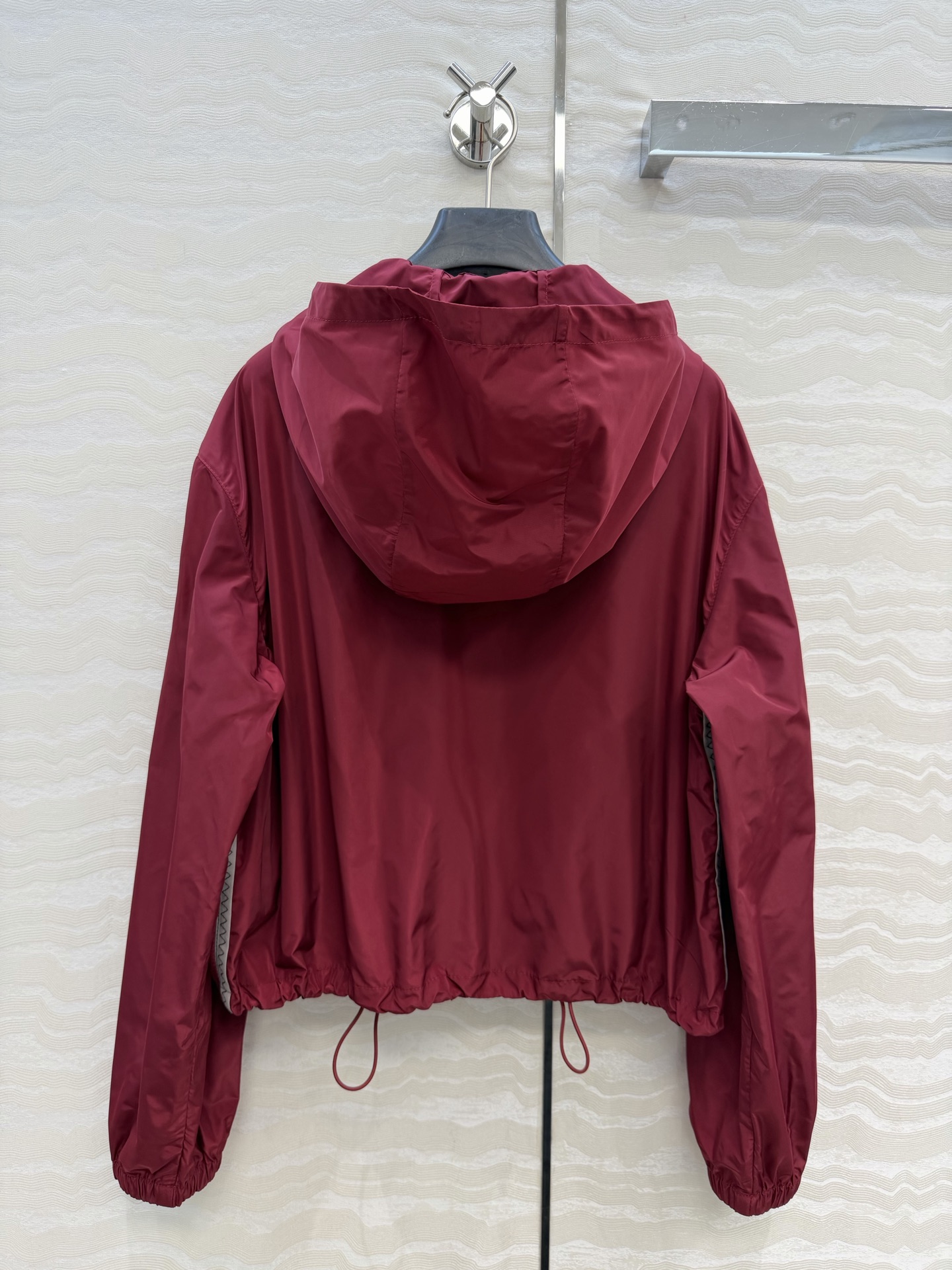 原单品质❤️miu系少女穿搭！26s早春新品，新年限定本命酒红穿搭❤️进口记忆真丝运动风拉链连帽外套！原