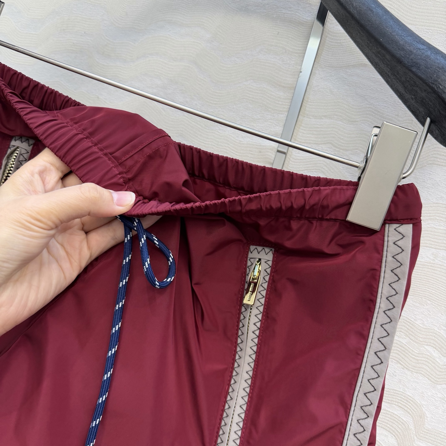 原单品质❤️miu系少女穿搭！26s早春新品，新年限定本命红穿搭❤️进口记忆真丝运动风小短裤！原版定制面