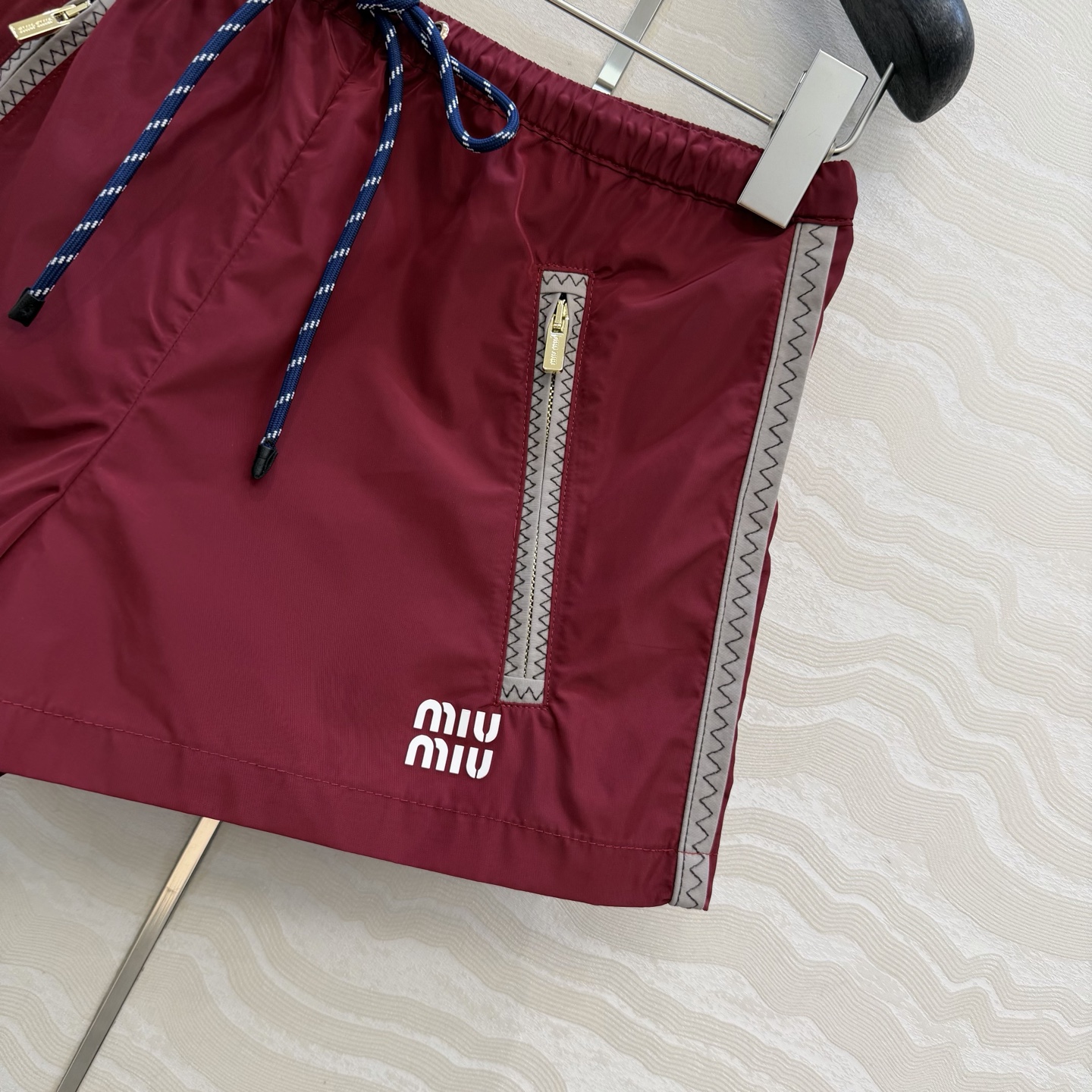 原单品质❤️miu系少女穿搭！26s早春新品，新年限定本命红穿搭❤️进口记忆真丝运动风小短裤！原版定制面