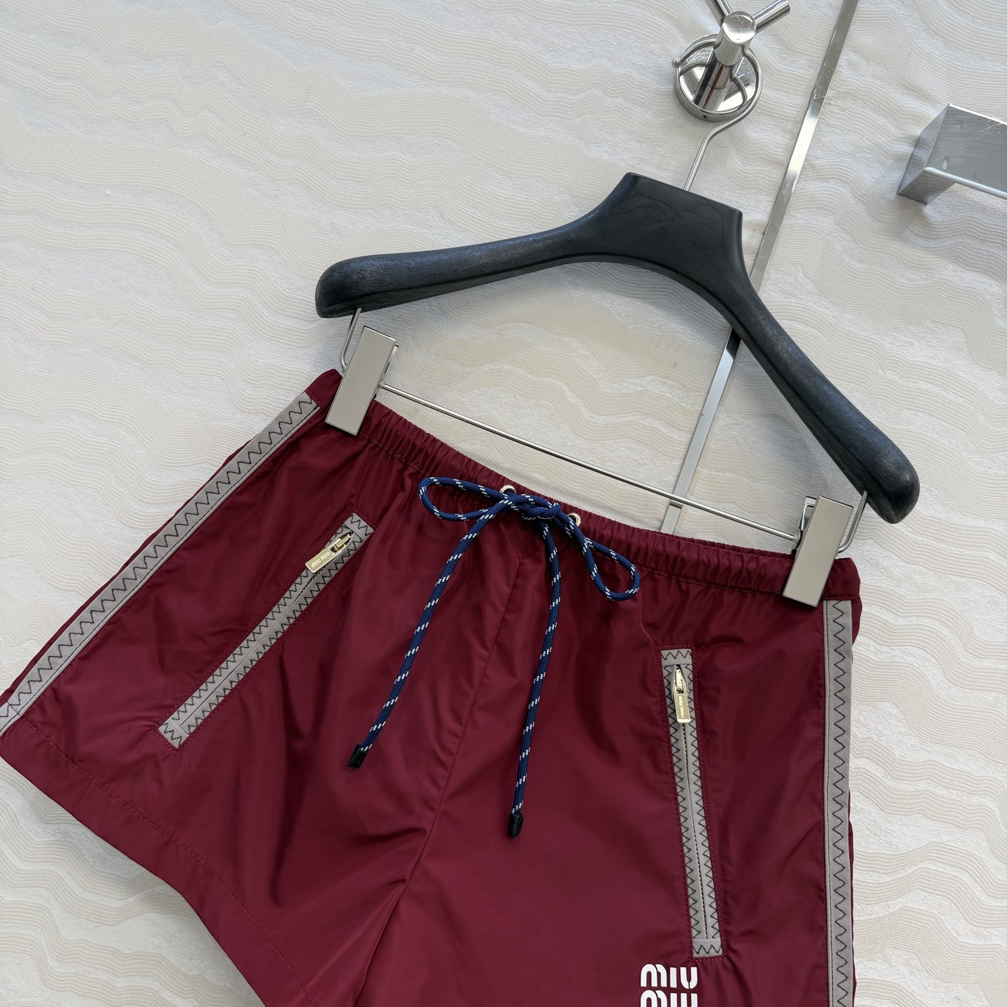 原单品质❤️miu系少女穿搭！26s早春新品，新年限定本命红穿搭❤️进口记忆真丝运动风小短裤！原版定制面