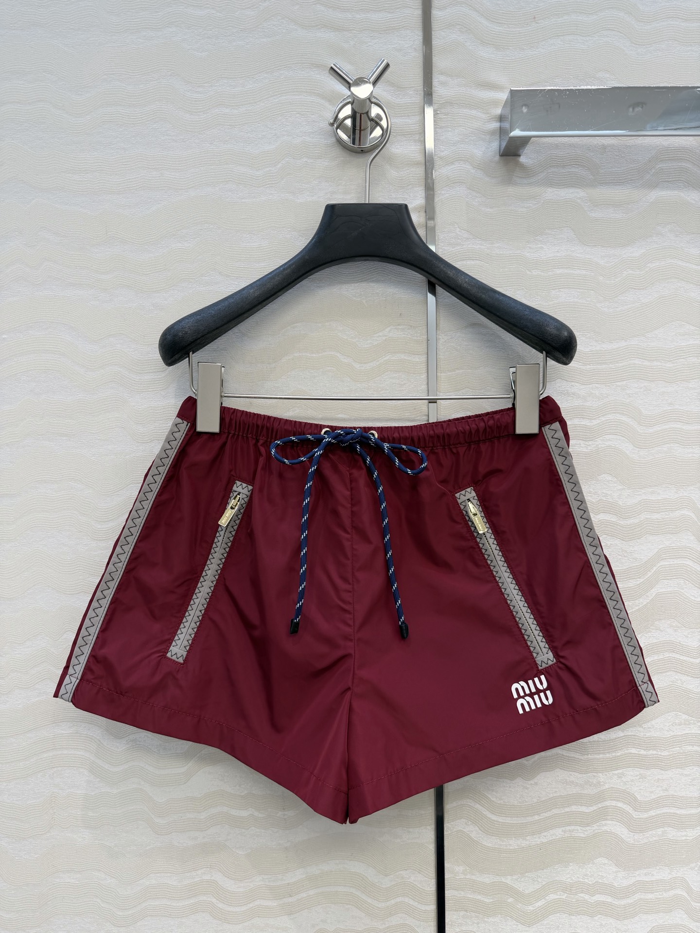 原单品质❤️miu系少女穿搭！26s早春新品，新年限定本命红穿搭❤️进口记忆真丝运动风小短裤！原版定制面