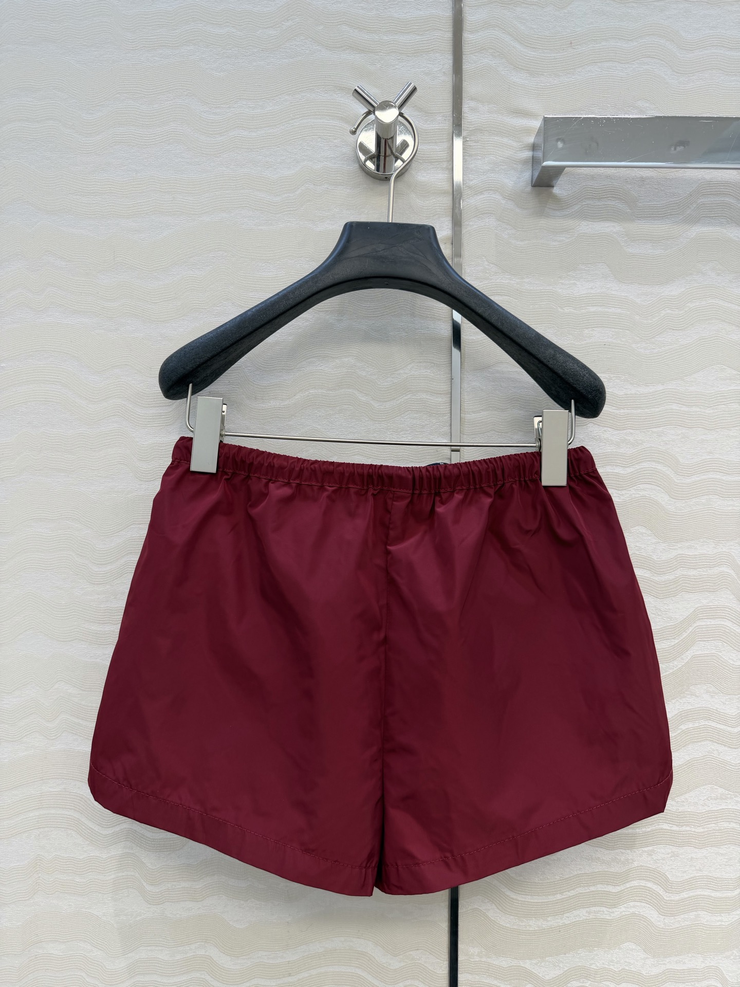 原单品质❤️miu系少女穿搭！26s早春新品，新年限定本命红穿搭❤️进口记忆真丝运动风小短裤！原版定制面