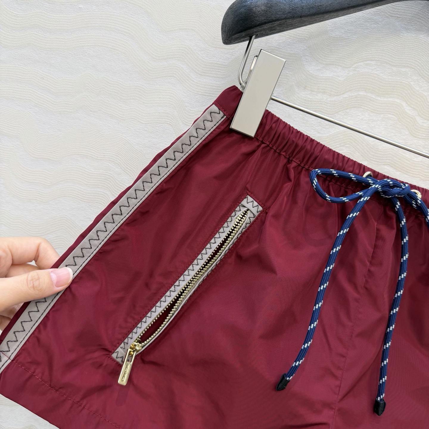 原单品质❤️miu系少女穿搭！26s早春新品，新年限定本命红穿搭❤️进口记忆真丝运动风小短裤！原版定制面