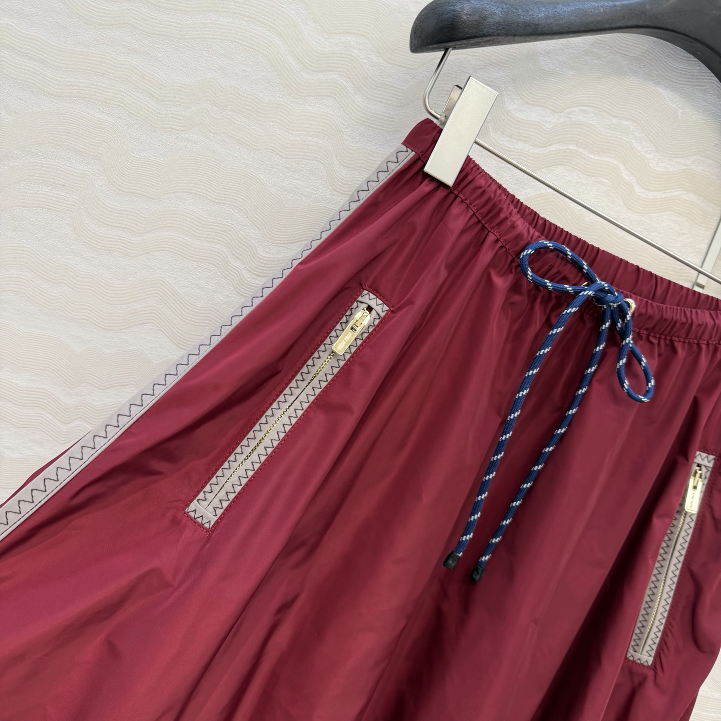 原单品质❤️miu系少女穿搭！26s早春新品，新年限定本命红穿搭❤️进口记忆真丝运动风长半裙！原版定制面