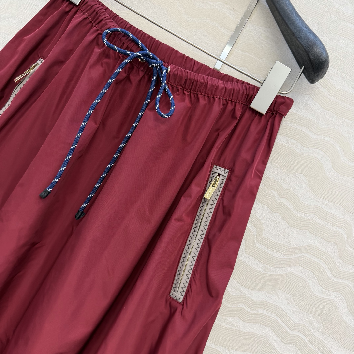 原单品质❤️miu系少女穿搭！26s早春新品，新年限定本命红穿搭❤️进口记忆真丝运动风长半裙！原版定制面