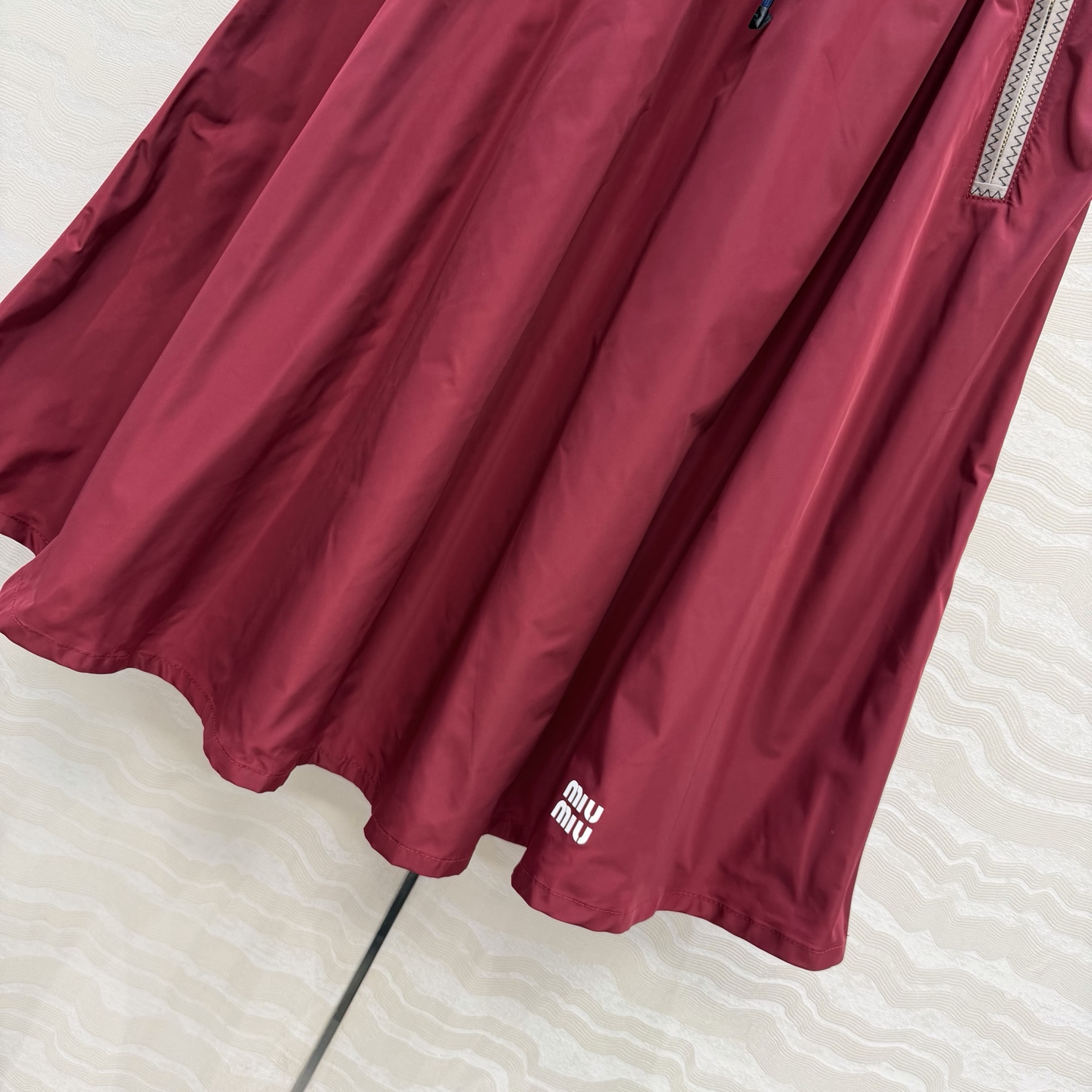 原单品质❤️miu系少女穿搭！26s早春新品，新年限定本命红穿搭❤️进口记忆真丝运动风长半裙！原版定制面