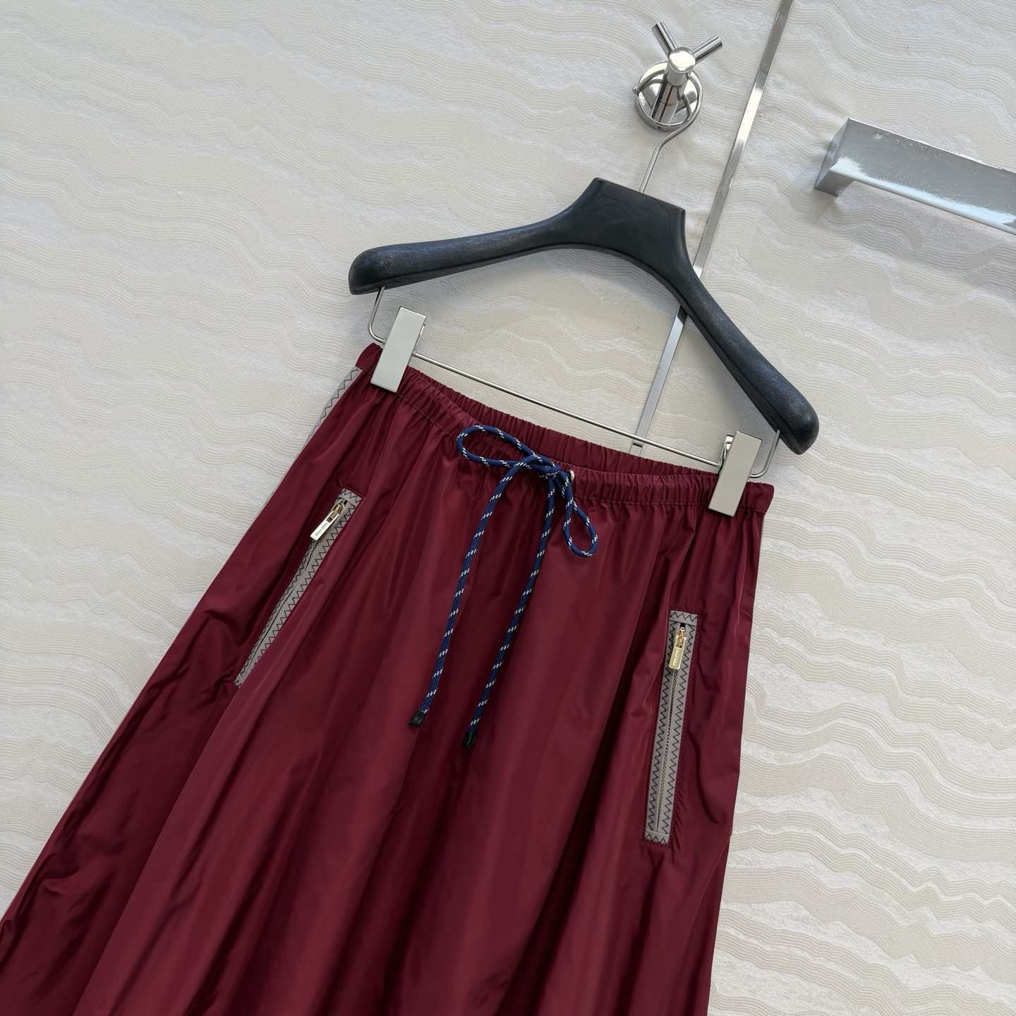 原单品质❤️miu系少女穿搭！26s早春新品，新年限定本命红穿搭❤️进口记忆真丝运动风长半裙！原版定制面