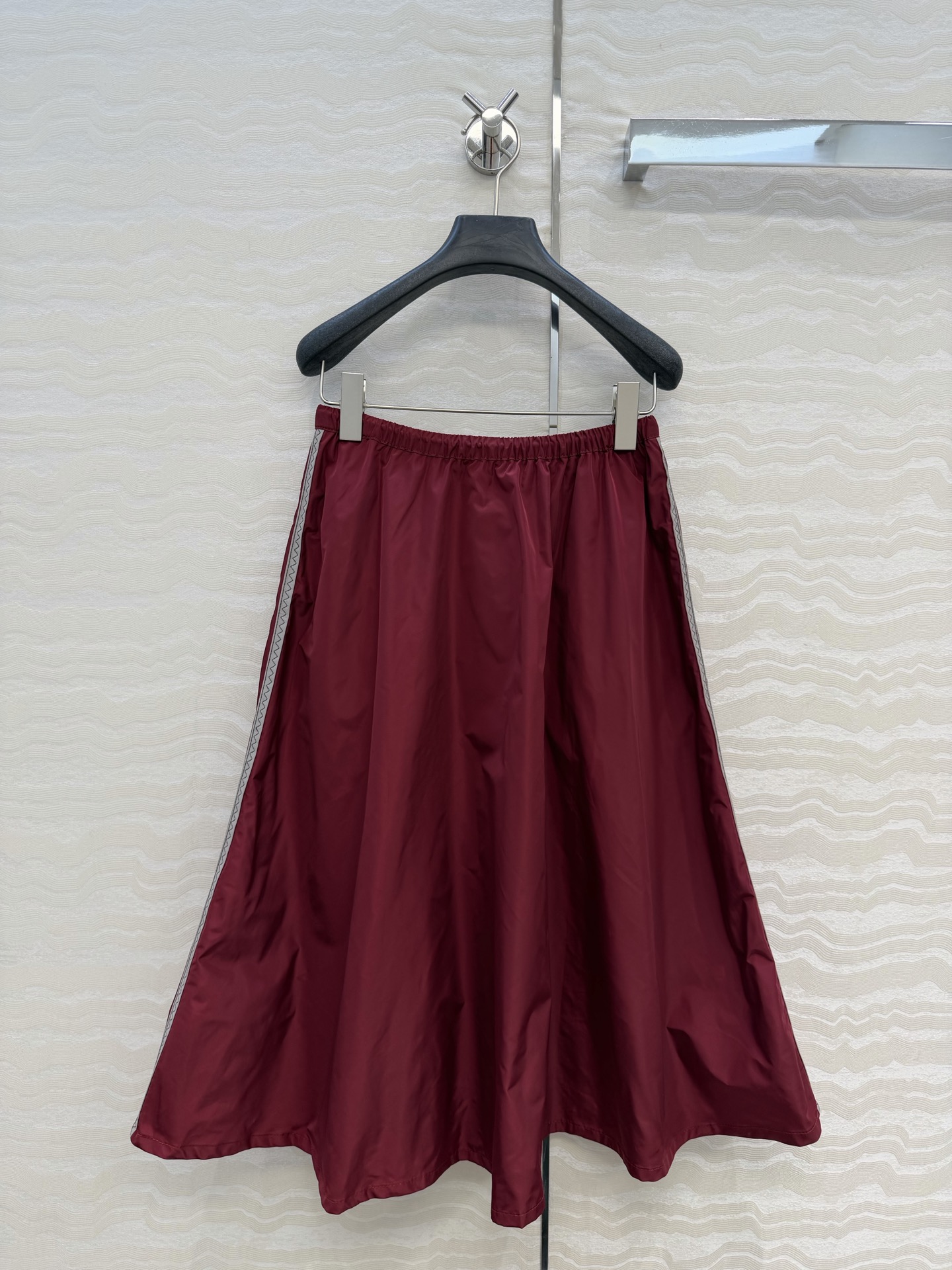 原单品质❤️miu系少女穿搭！26s早春新品，新年限定本命红穿搭❤️进口记忆真丝运动风长半裙！原版定制面