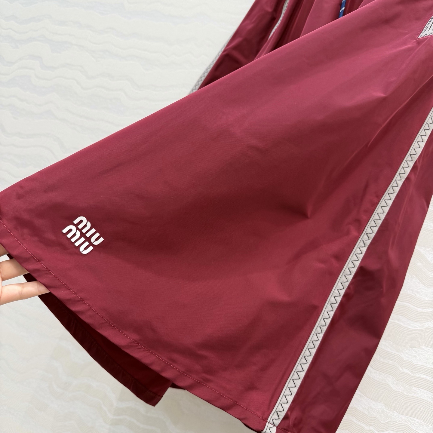 原单品质❤️miu系少女穿搭！26s早春新品，新年限定本命红穿搭❤️进口记忆真丝运动风长半裙！原版定制面