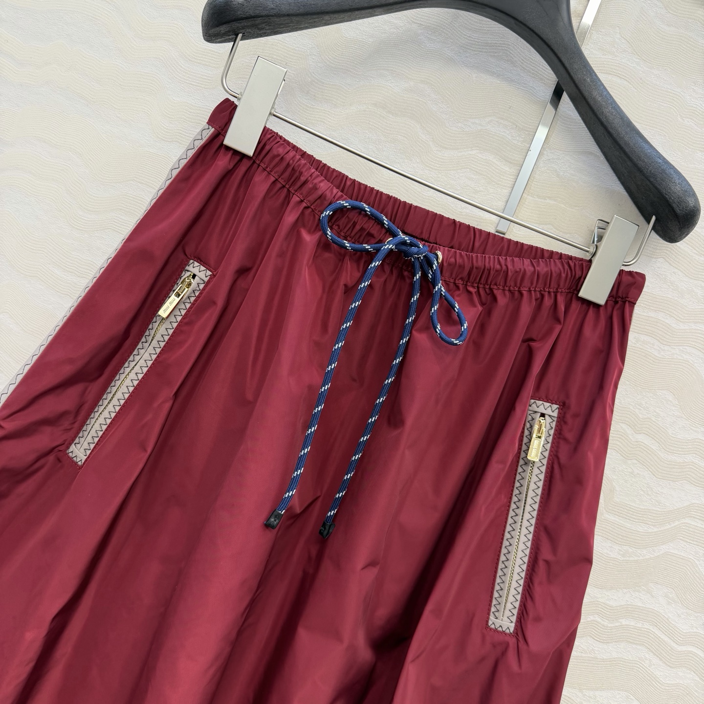 原单品质❤️miu系少女穿搭！26s早春新品，新年限定本命红穿搭❤️进口记忆真丝运动风长半裙！原版定制面