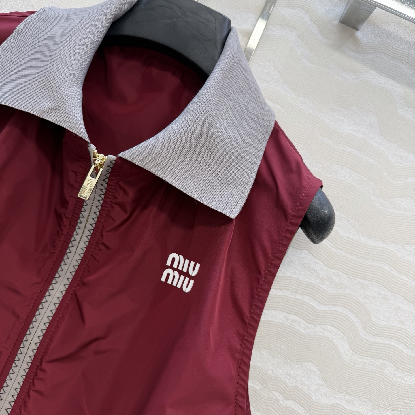 原单品质❤️miu系少女穿搭！26s早春新品，新年限定本命红穿搭❤️进口记忆真丝运动风拉链小马甲！原版定