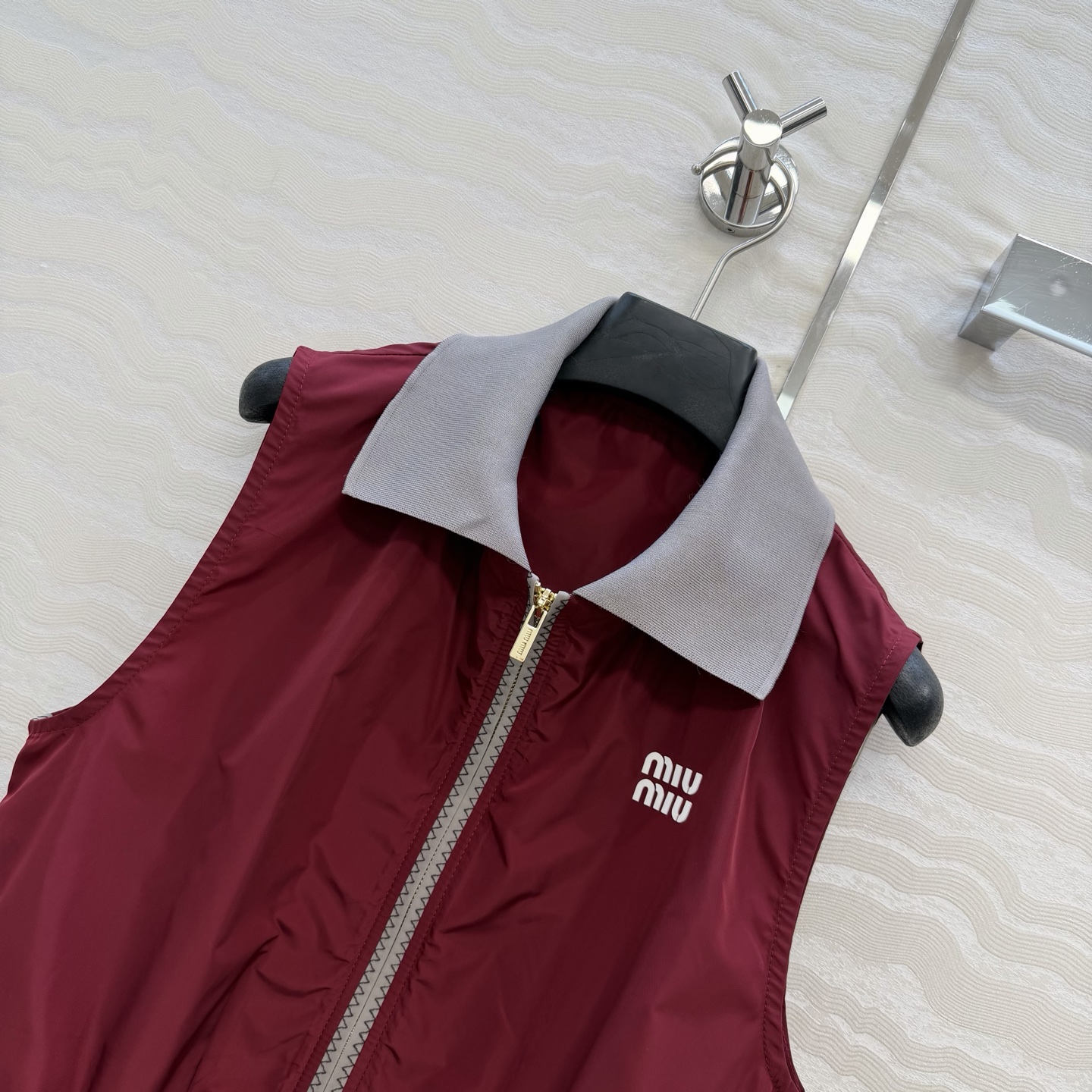 原单品质❤️miu系少女穿搭！26s早春新品，新年限定本命红穿搭❤️进口记忆真丝运动风拉链小马甲！原版定