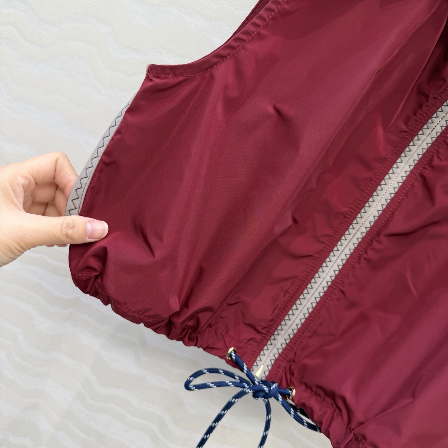 原单品质❤️miu系少女穿搭！26s早春新品，新年限定本命红穿搭❤️进口记忆真丝运动风拉链小马甲！原版定