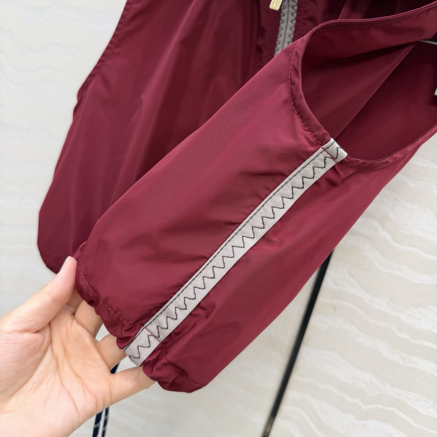 原单品质❤️miu系少女穿搭！26s早春新品，新年限定本命红穿搭❤️进口记忆真丝运动风拉链小马甲！原版定