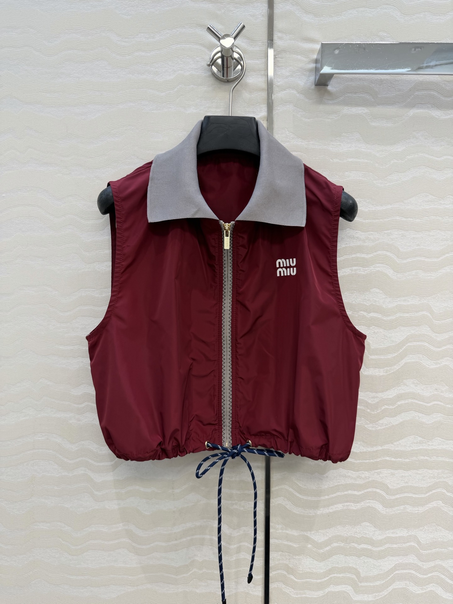 原单品质❤️miu系少女穿搭！26s早春新品，新年限定本命红穿搭❤️进口记忆真丝运动风拉链小马甲！原版定