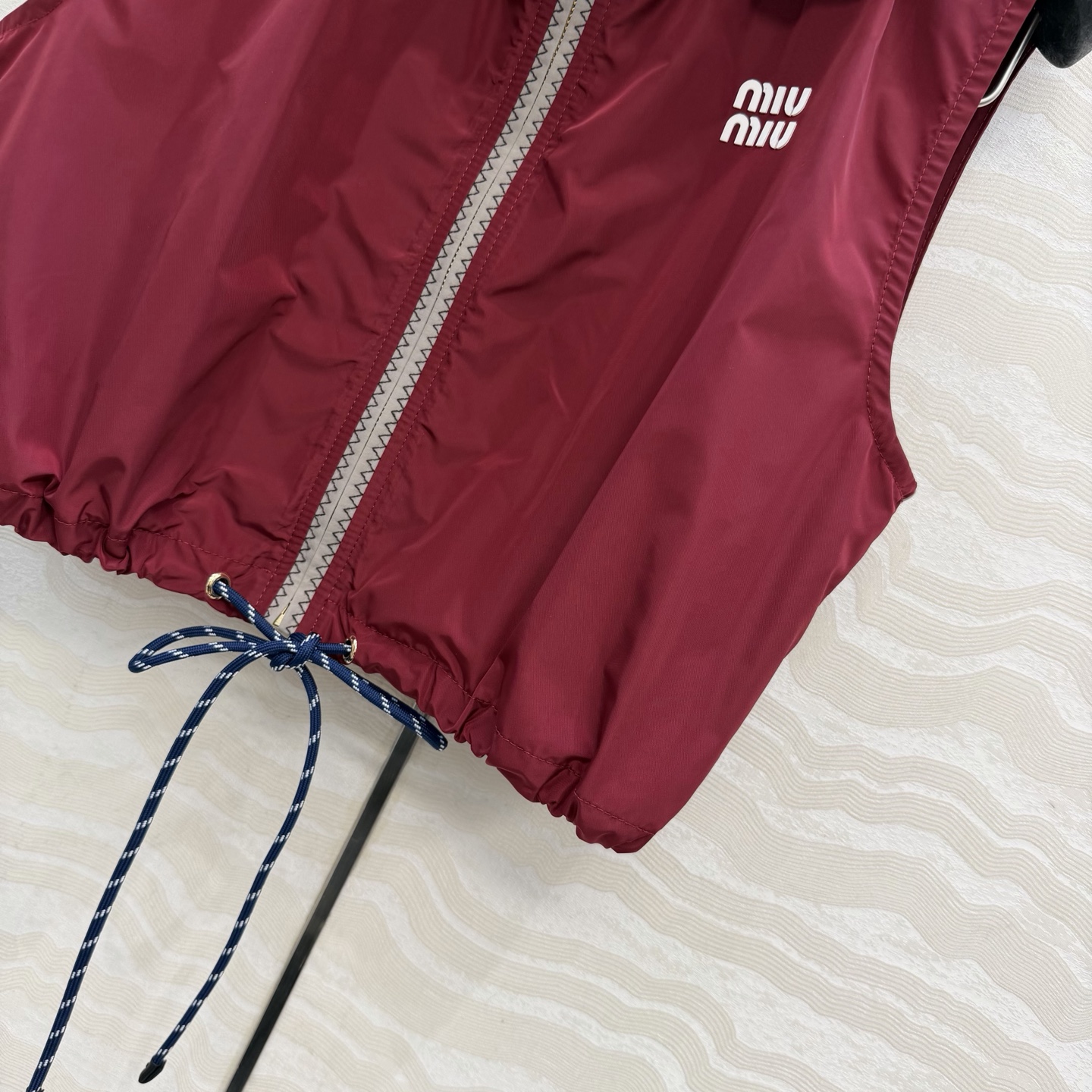 原单品质❤️miu系少女穿搭！26s早春新品，新年限定本命红穿搭❤️进口记忆真丝运动风拉链小马甲！原版定