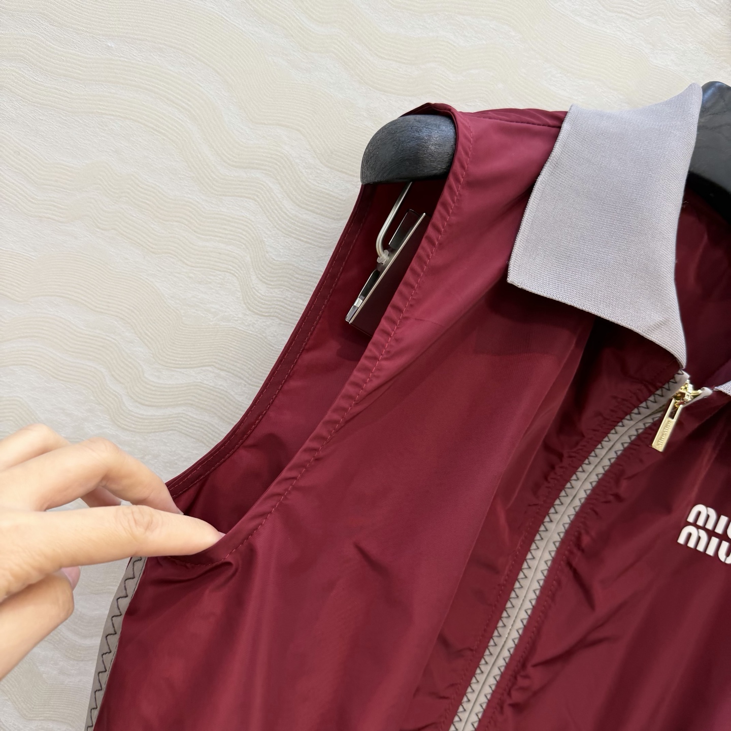 原单品质❤️miu系少女穿搭！26s早春新品，新年限定本命红穿搭❤️进口记忆真丝运动风拉链小马甲！原版定