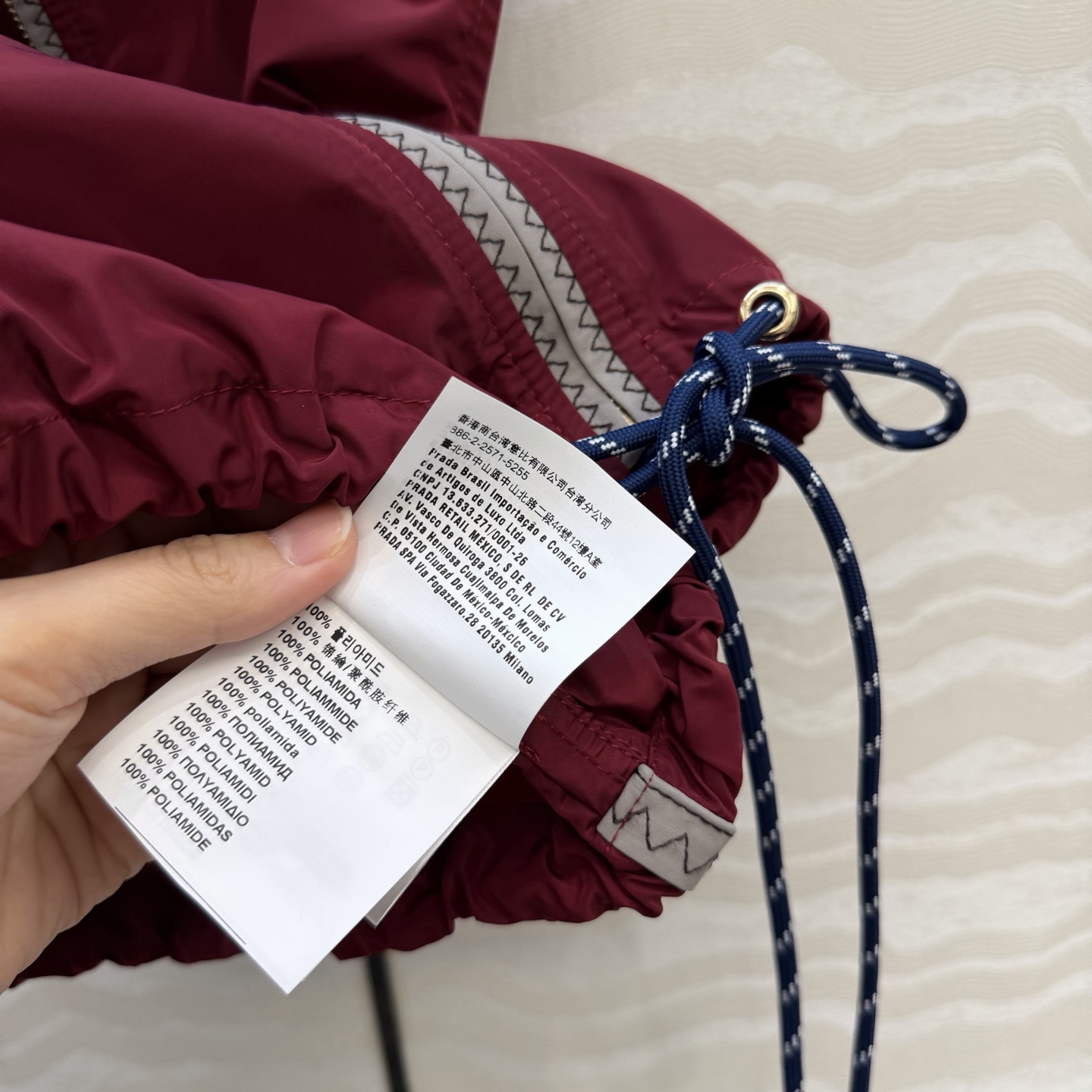 原单品质❤️miu系少女穿搭！26s早春新品，新年限定本命红穿搭❤️进口记忆真丝运动风拉链小马甲！原版定