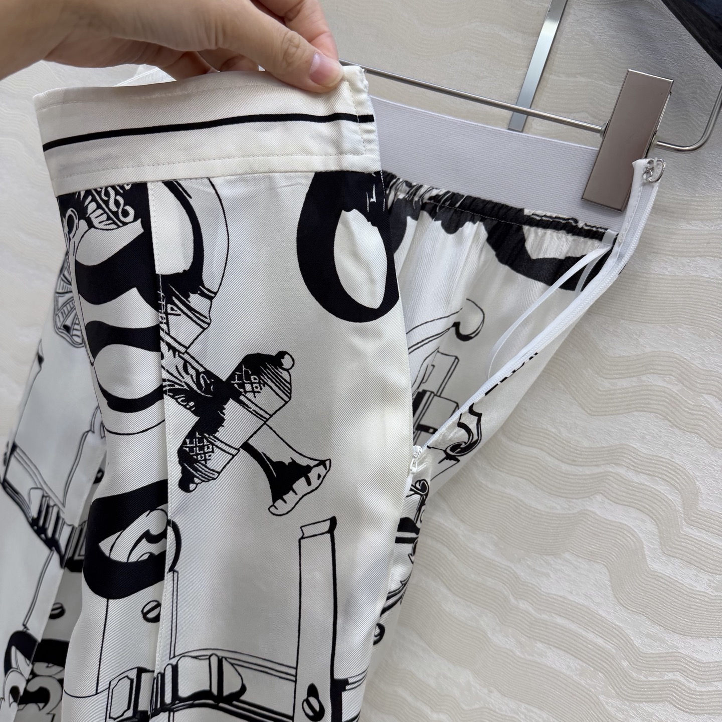 原单品质💕 H系26早春新品💕链环图案定位印花真丝阔腿直筒裤！100%真丝斜纹绸质感超赞！气质牙签线压褶