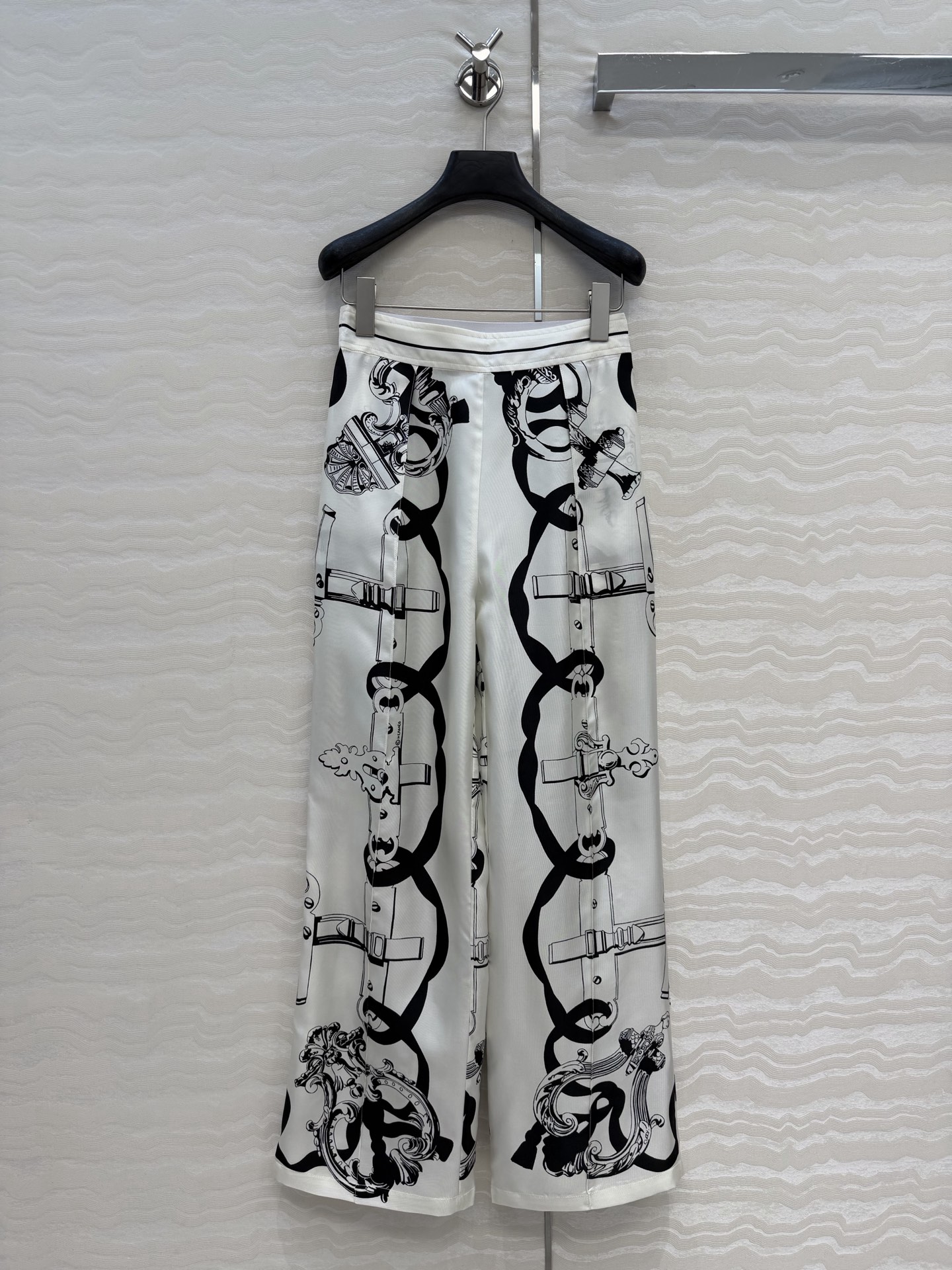 NO:780008,Original quality H series 26 early spring new chain link pattern positioning printed silk wide-leg straight pants!  The texture of silk twill is amazing!  The elegant toothpick-line pleated straight-leg pants are casual and elegant. The beautiful color matching and full-position printing are super high-end. The elastic design of the back waist is not flattering and makes the upper body slimmer!  The perfect workmanship quality depends on the details. One color S.M.L.19860909原单品质 H系26早春新品链环图案定位印花真丝阔腿直筒裤！真丝斜纹绸质感超赞！气质牙签线压褶直筒裤型随性大方.绝美配色全定位印花超高级.后腰松紧设计版型不挑人上身超显瘦！完美做工品质看细节.现货一色S.M.L.XL.4个码.大单子甩过来.S码腰围64,臀围94,裤长103.,爱马仕-服装,hermes,real silk,,Women's clothing