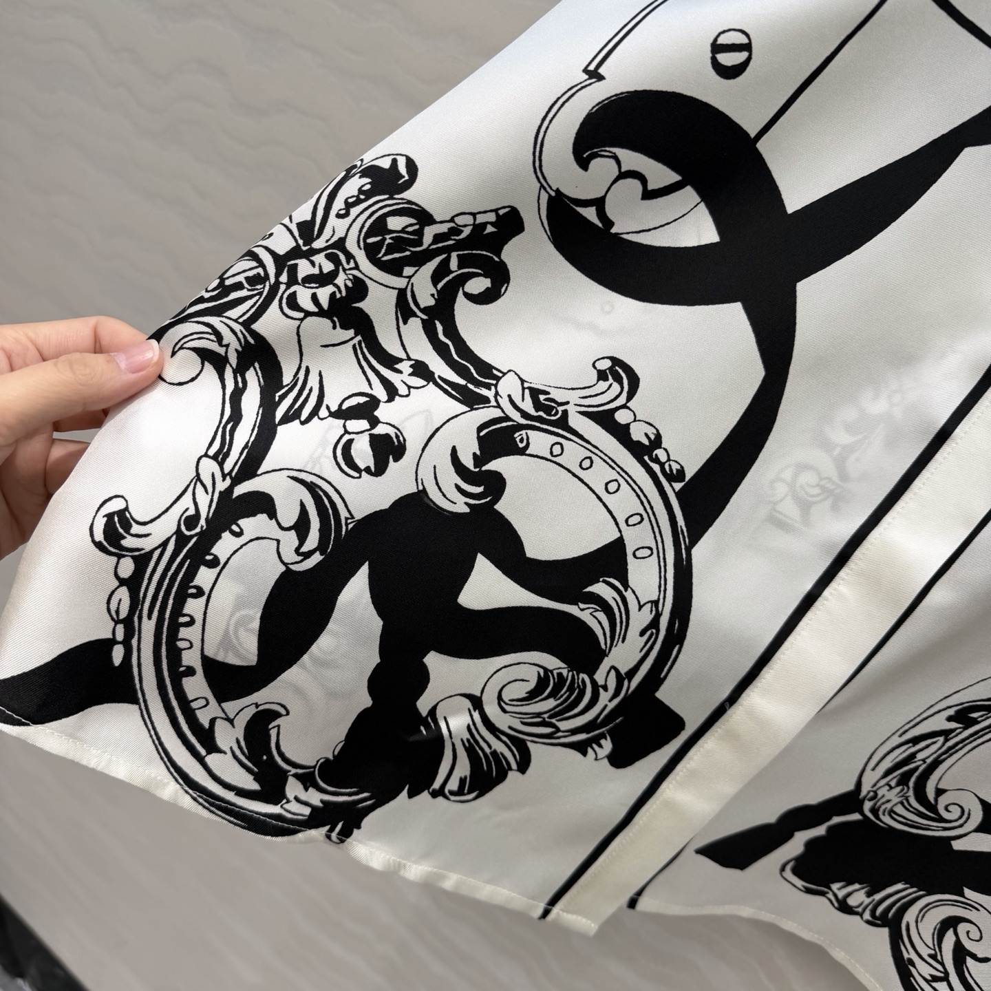 原单品质❤️H系26s早春新品！链环图案定位印花真丝衬衫！100%真丝斜纹绸质感超赞！气质小翻领宽松版型