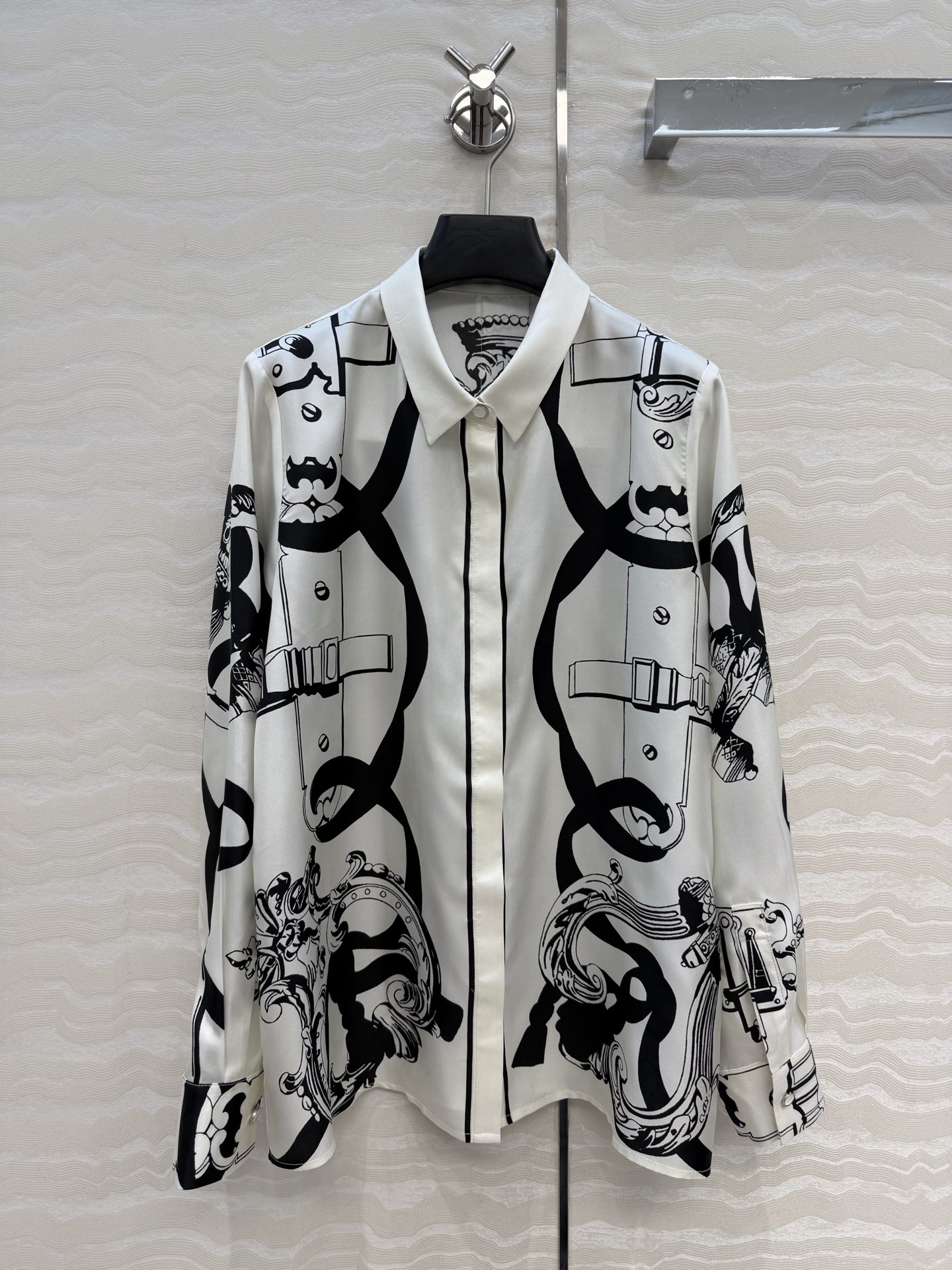 NO:780011,Original quality H series 26s new arrival in early spring!  Chain link pattern positioning printed silk shirt!  The texture of silk twill is amazing!  The loose fit with small lapels is casual and elegant. The perfect color matching and full positioning print are super high-end. The fit is not flattering and makes your upper body look slimmer!  The quality of perfect workmanship depends on the details. Available in one color, S.M.L.19860909原单品质H系26s早春新品！链环图案定位印花真丝衬衫！真丝斜纹绸质感超赞！气质小翻领宽松版型随性大方.绝美配色全定位印花超高级.版型不挑人上身超显瘦！完美做工品质看细节.现货一色S.M.L.XL.4个码.大单子甩过来.S码肩宽37,胸围102,衣长64.,爱马仕-服装,hermes,shirts,real silk,,Women's clothing