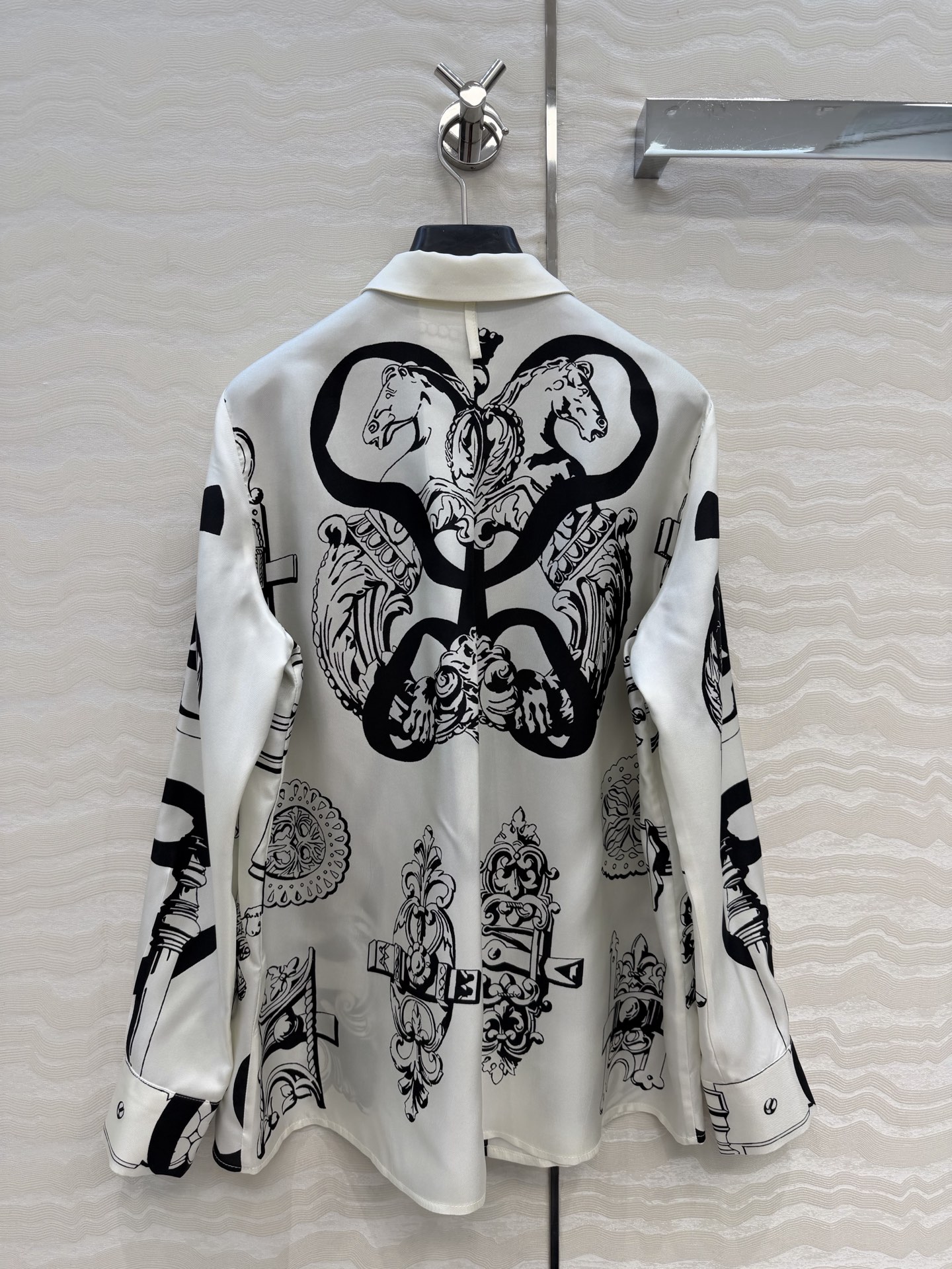 原单品质❤️H系26s早春新品！链环图案定位印花真丝衬衫！100%真丝斜纹绸质感超赞！气质小翻领宽松版型