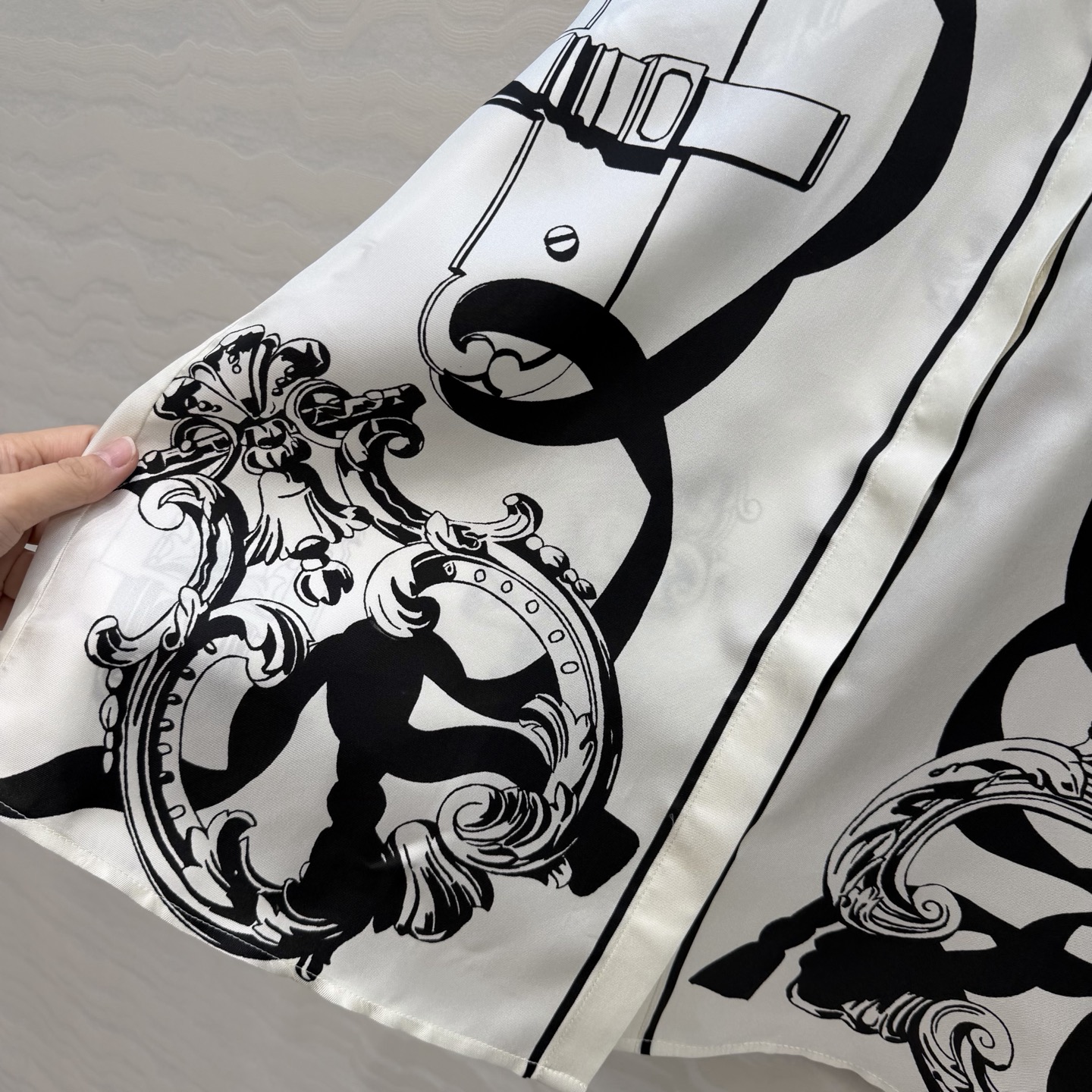 原单品质❤️H系26s早春新品！链环图案定位印花真丝衬衫！100%真丝斜纹绸质感超赞！气质小翻领宽松版型