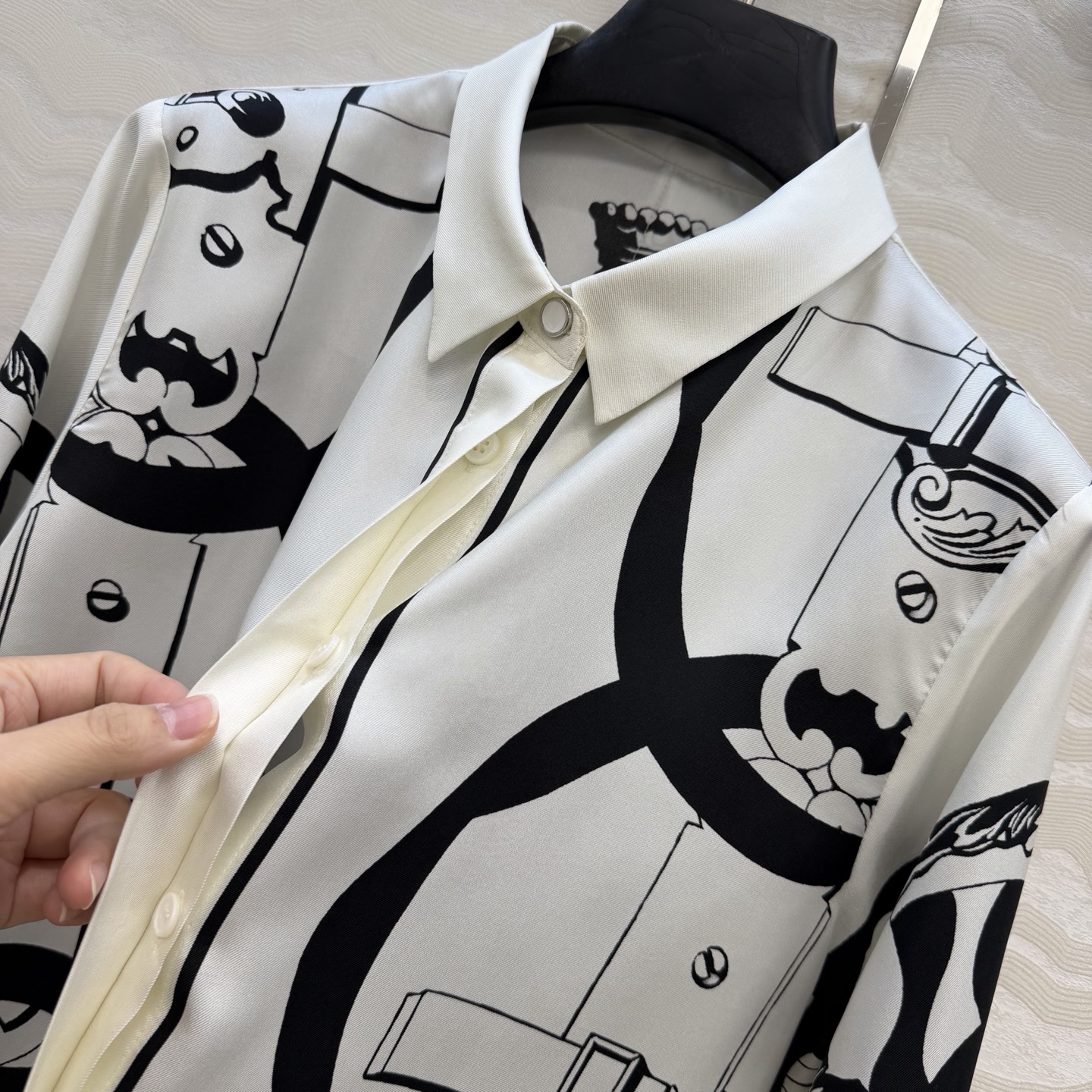 原单品质❤️H系26s早春新品！链环图案定位印花真丝衬衫！100%真丝斜纹绸质感超赞！气质小翻领宽松版型