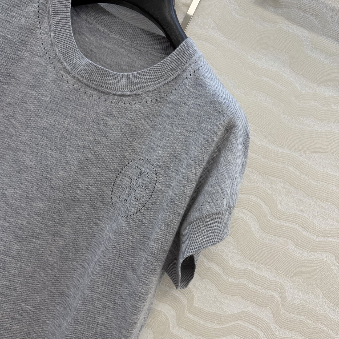 爆单推荐❤️原单品质，H26s早春新品！16针羊毛针织上衣。进口丝光羊毛纱线细腻柔软的手感无敌赞！定位立