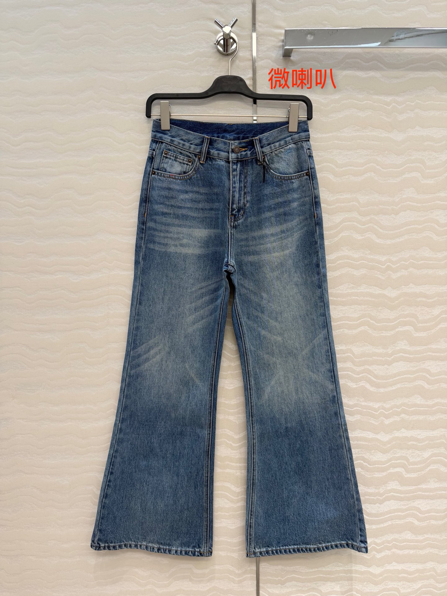 NO:779984,Highly recommended, original quality, CE pants reproduce leather brand bootcut jeans!  The texture of the custom-made fabric with vintage wash technology is amazing!  Simple, rough and versatile, a fashionable high street artifact!  The slightly booted floor-length pants lengthen your legs infinitely!  The imported washed denim fabric makes your upper body look slimmer!  Customized full set of hardware accessories imported machine workmanship quality depends on the details!  3 codes in one color!  Spot grab!  M size waist 70, hip 96, pants length 106., Celine-clothing, celine, jeans,19860909爆单推荐原单品质,CE神裤再现皮牌微喇牛仔裤！复古洗水工艺定制工艺面料质感超赞！简单粗暴百搭高街时髦炸街神器！微喇拖地裤版型无限拉大长腿！进口洗水牛仔面料上身巨显瘦！定制全套五金配件进口机做工品质看细节！一色3码！现货开抢！M码腰围70,臀围96,裤长106.,赛琳-服装,celine,jeans,,Women's clothing