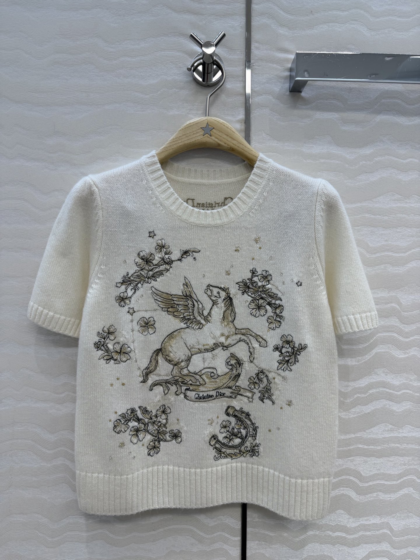 NO:775586,High-end original quality MissD26 new early spring product, limited series for the Year of the Horse, will immediately become a god with stunning platinum star Pegasus pattern embroidered cashmere short-sleeved sweater!  The quality of imported cashmere yarn is superb!  The Swiss machine-made full-width heavy-duty multi-color positioning embroidery craft flower series is super beautiful. A must-buy for white and rich beauty!  Luxurious high-end single product, classic versatile version, elegant temperament and age-reducing girlish style. It looks good with gauze skirt and jeans. One color 3, size 36: shoulder width 33, bust 82, length 51., Dior-clothing, dior, skirts, jeans, sweaters, T-shirt,19860909高端原单品质MissD26早春新品,马年限定系列,马上封神绝美白金星星飞马图案刺绣羊绒短袖毛衣！进口羊绒纱线质量超赞！瑞士机满幅重工多色定位刺绣工艺花系列超美.白富美必入！奢华高级单品,经典百搭版型气质优雅减龄少女风.搭配纱裙牛仔裤都好看.一色3码,36码: 肩宽33,胸围82,衣长51.,迪奥-服装,dior,skirts,jeans,sweaters,T-shirt,,Women's clothing