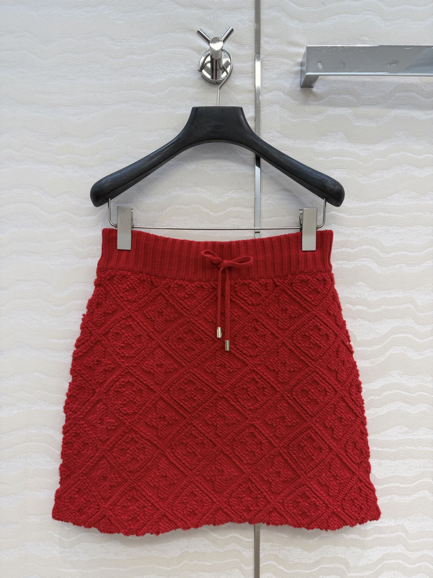 NO:702145,High-end original quality lou fairy-looking ski series limited new product!  New Year’s Limited Red!  Super atmospheric MONOGRAM jacquard cashmere skirt!  The high-waisted A-line skirt is designed to look stunning on the upper body!  A girl with sweet and salty temperament!  The quality of imported wool and cashmere yarn is superb!  The Swiss machine-positioned three-dimensional weaving pattern is super beautiful. A must-have for Bai Fumei!  Luxurious high-end item. One color in 3 sizes, S size waist 60, hip 88, skirt length 41., Louis Vuitton-clothing, louis vuitton, skirts,19860909高端原单品质lou神仙颜值滑雪系列限定新品！新年限定红！超有氛围感的MONOGRAM提花羊绒半裙！高腰A字裙摆设计上身绝美！可甜可盐气质少女！进口羊毛羊绒纱线质量超赞！瑞士机定位立体编织图案超美.白富美必入！奢华高级单品.一色3码,S码腰围60,臀围88,裙长41.,路易威登-服装,louis vuitton,skirts,,Women's clothing