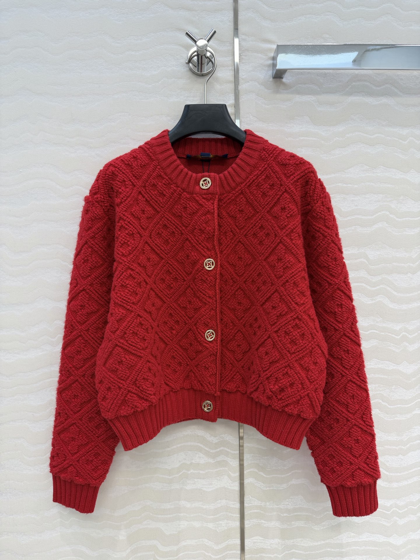 NO:702133,High-end original quality lou fairy-looking ski series limited new product!  New Year’s Limited Red!  Super atmospheric MONOGRAM jacquard cashmere jacket!  The short round neck design with metal buckles is perfect for the upper body!  A girl with sweet and salty temperament!  The quality of imported wool and cashmere yarn is superb!  The Swiss machine-positioned three-dimensional weaving pattern is super beautiful. A must-have for Bai Fumei!  Luxurious high-end item. One color in 3 sizes, M size shoulder width 42, bust 98. Length 49., Louis Vuitton-clothing, louis vuitton, jackets & coats,19860909高端原单品质lou神仙颜值滑雪系列限定新品！新年限定红！超有氛围感的MONOGRAM提花羊绒外套！短款圆领金属扣设计上身绝美！可甜可盐气质少女！进口羊毛羊绒纱线质量超赞！瑞士机定位立体编织图案超美.白富美必入！奢华高级单品.一色3码,M码肩宽42,胸围98.衣长49.,路易威登-服装,louis vuitton,jackets & coats,,Women's clothing