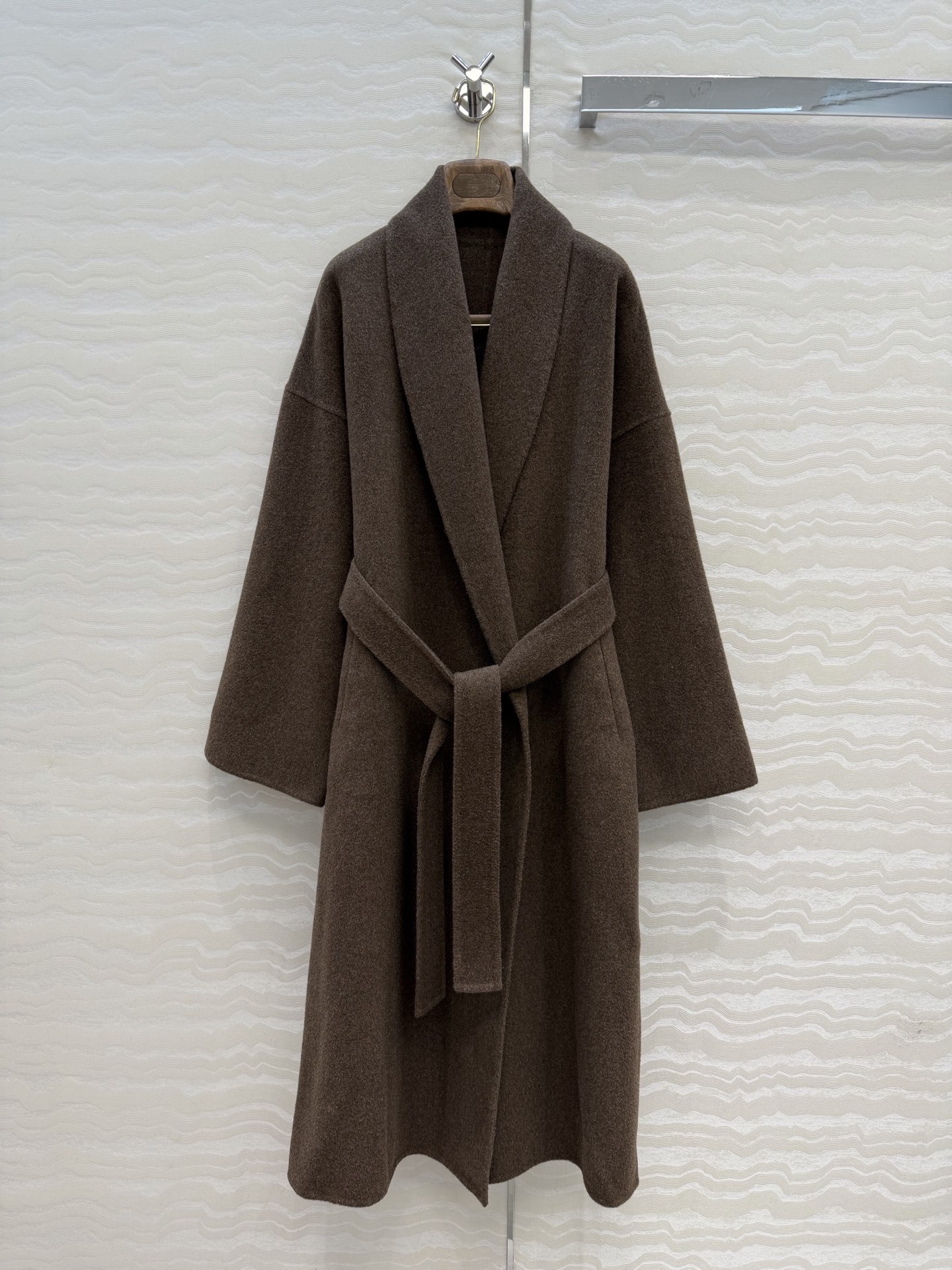 NO:702173,Exclusive first release of high-end quality!  LP high-luxury old-money style outfit. British-style bathrobe collar tie handmade cashmere long coat!  The silhouette design is elegant and casual, and the custom-made 90 wool and 10 cashmere woolen fabrics have a delicate and soft texture!  Pure hand-wrapped edge craftsmanship!  The temperament version is minimalist and luxurious. The unpretentious version is perfect and easy to control, and the upper body is extremely elegant, casual and high-end!  Perfect workmanship quality depends on the details!  One color to grab!  Throw over the big order!  Size S has unlimited drop shoulders, bust 110, length 115., women's clothing, loro piana, jackets & coats,19860909独家首发高端品质！LP高奢老钱风穿搭.英式气质浴袍领系带手工羊绒长款大衣外套！廓形设计优雅随性,定制90羊毛10羊绒毛呢面料质感细腻柔软！纯手工包边工艺！气质版型极简高奢.不挑人版型完美轻松驾驭,上身极致优雅随性高级感！完美做工品质看细节！一色开抢！大单子甩过来！S码落肩无限,胸围110,衣长115.,女装,loro piana,jackets & coats,,Women's clothing