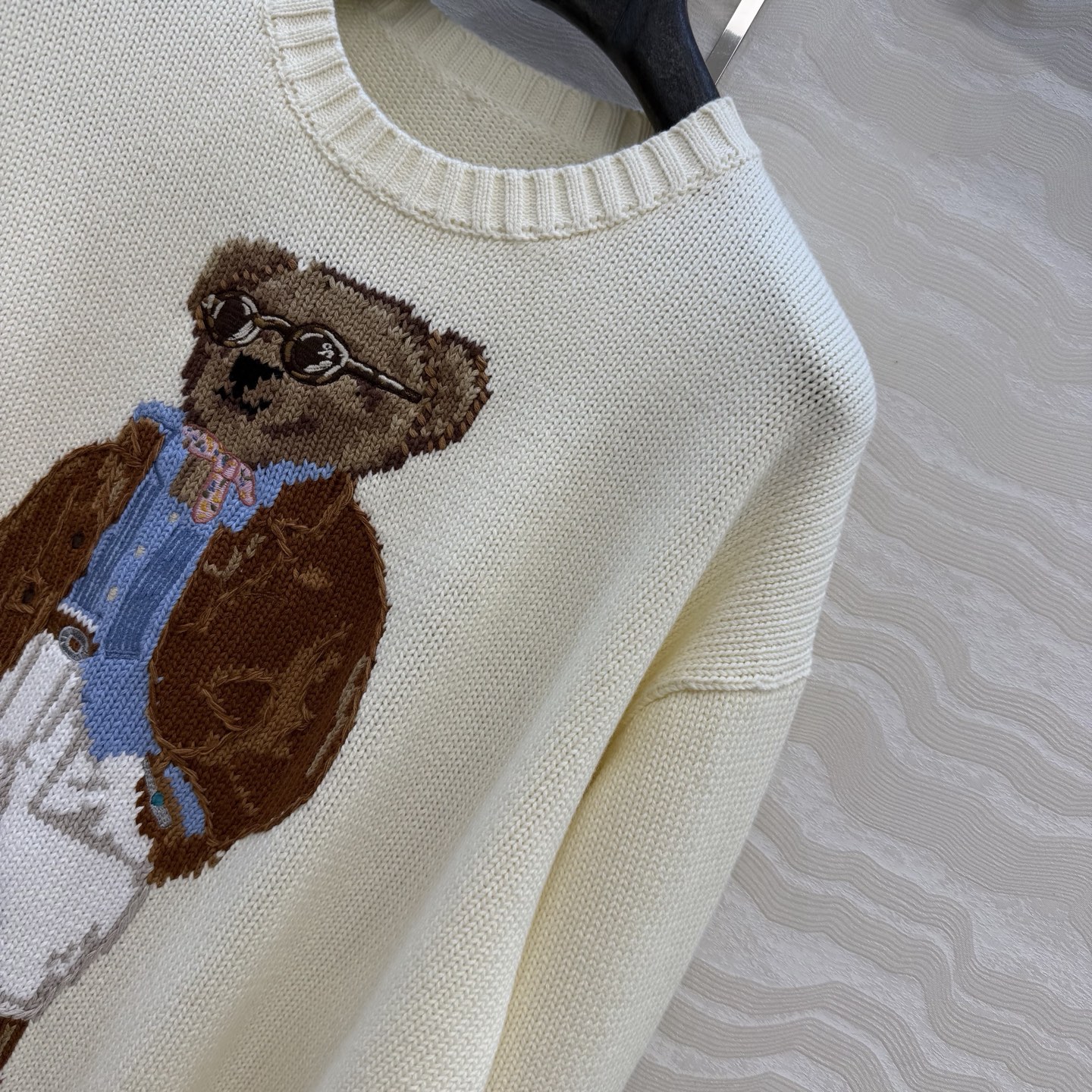 原单品质❤️浓郁美式风，穿西装的小熊手勾图案！经典H宽松短款版型。品质控必入。进口纯棉纱线质感无敌赞！嵌