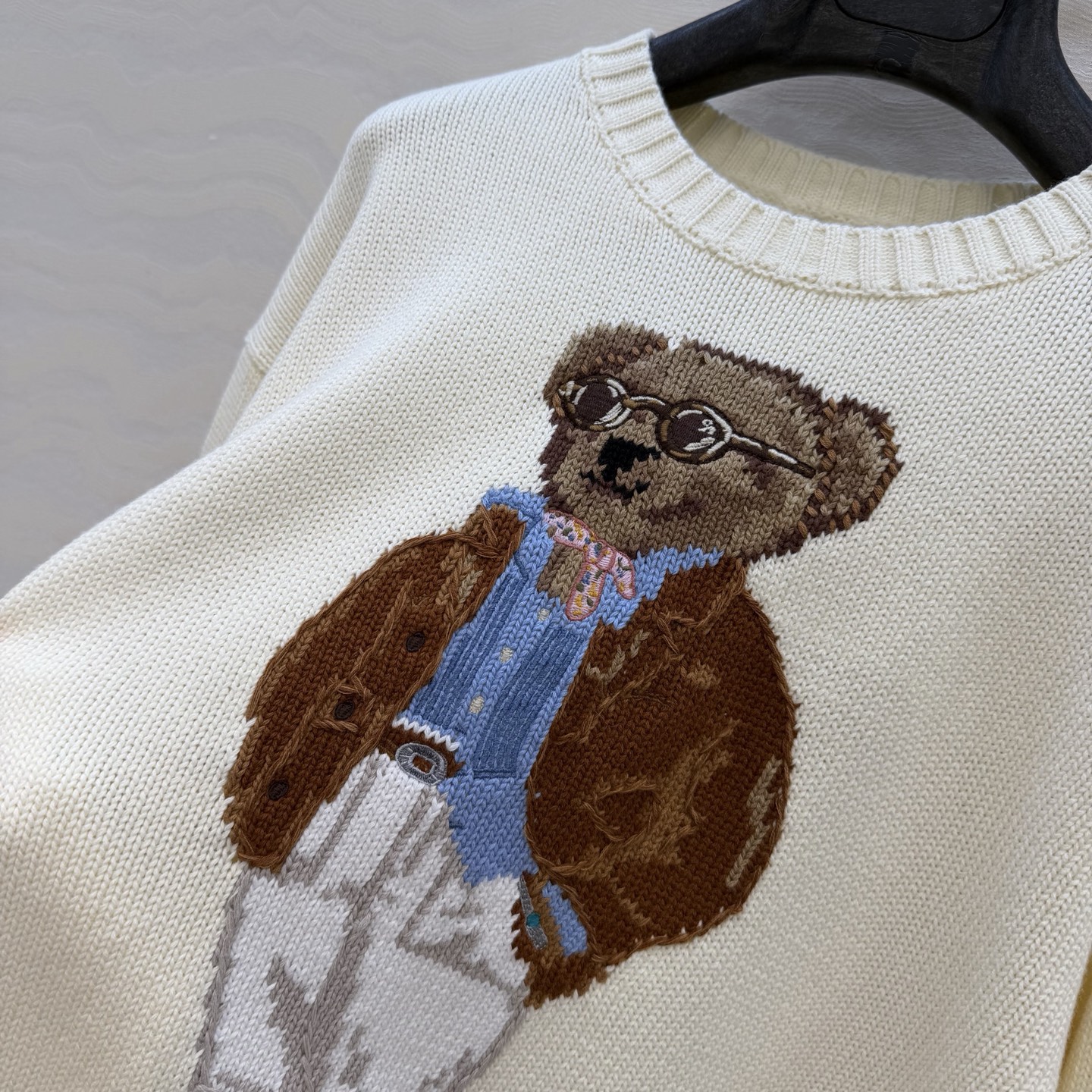 原单品质❤️浓郁美式风，穿西装的小熊手勾图案！经典H宽松短款版型。品质控必入。进口纯棉纱线质感无敌赞！嵌